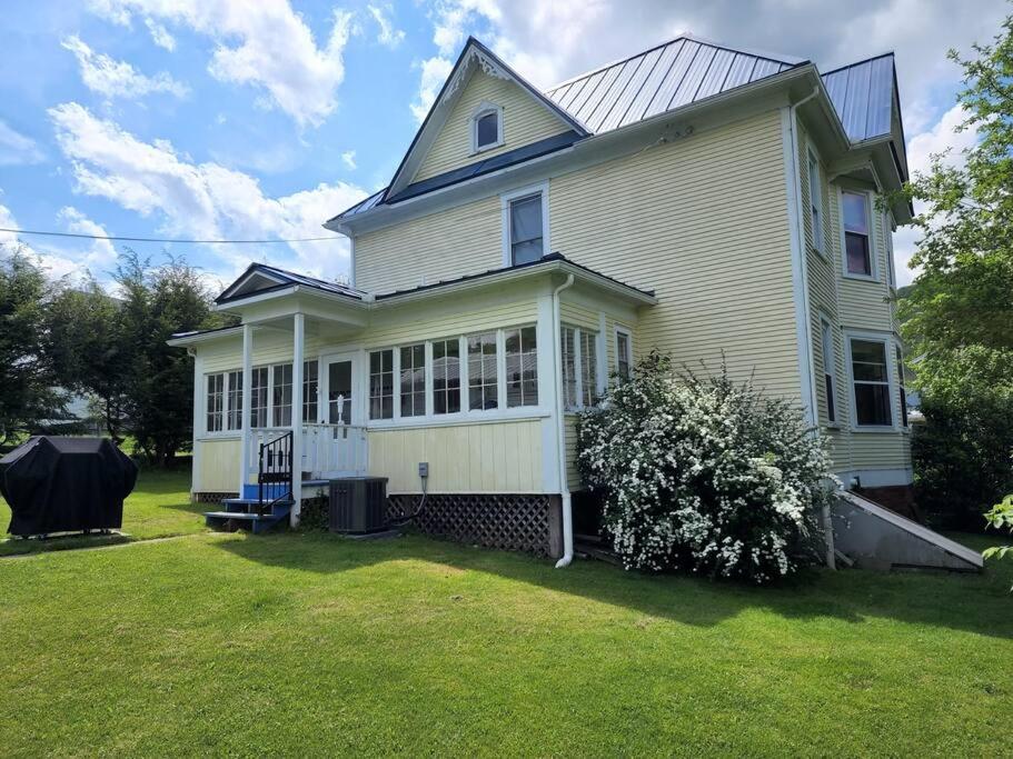 BaseCampWV-Durbin. Spacious 4 bedroom house w/yard view 4
