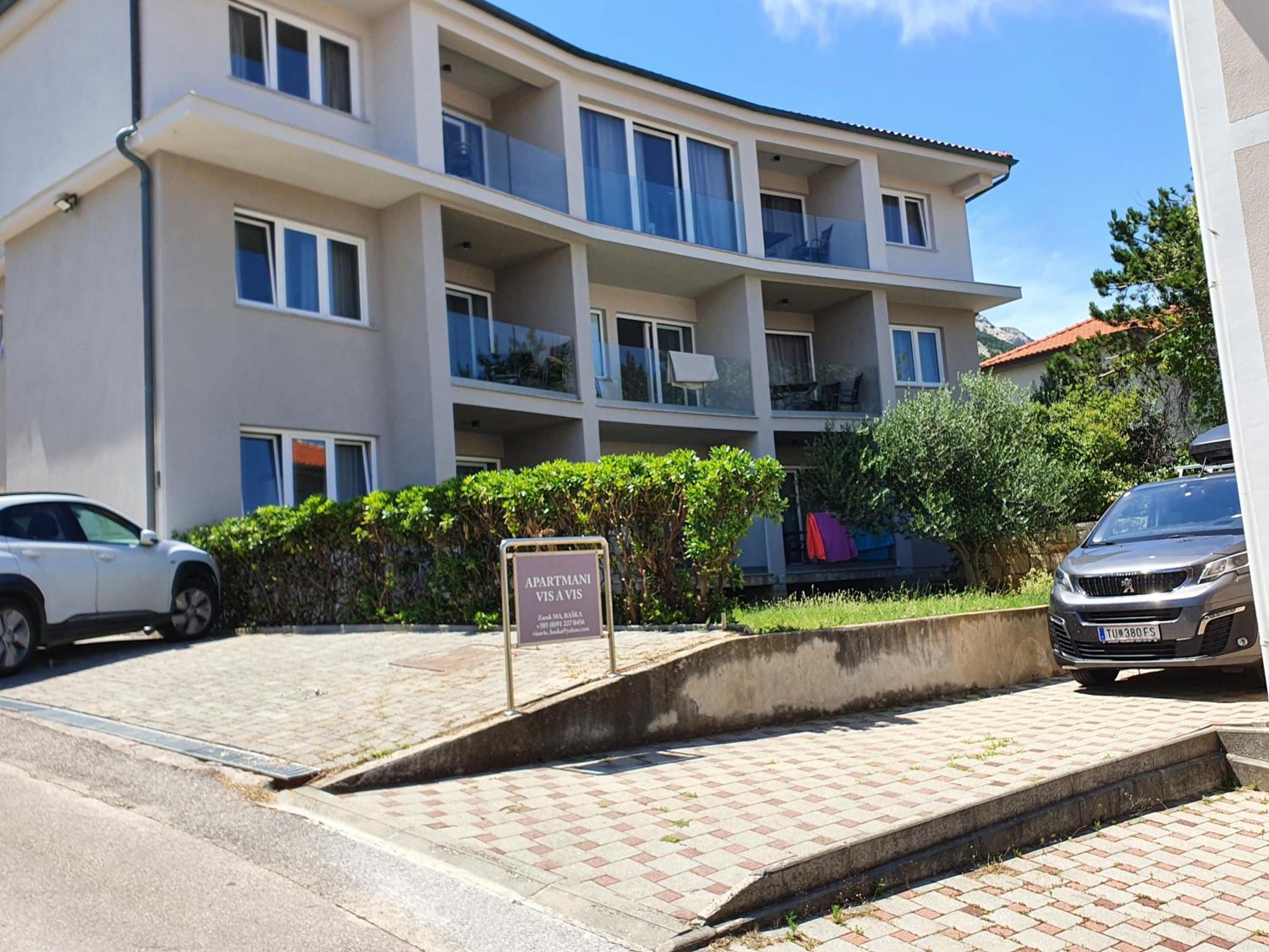 Vis a Vis Apartments view 4