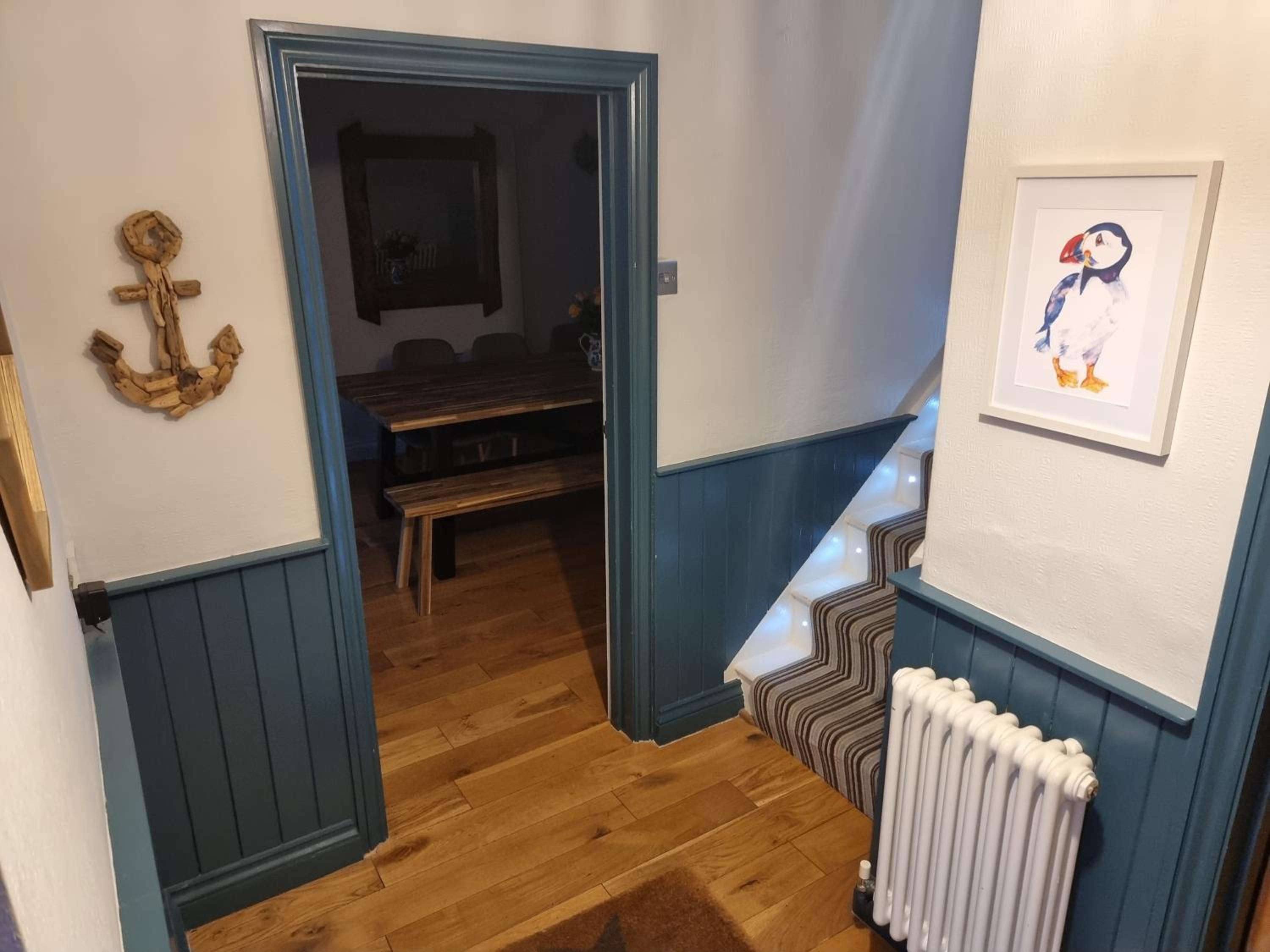 Neet Retreat - sleeps 7 next to beach view 4