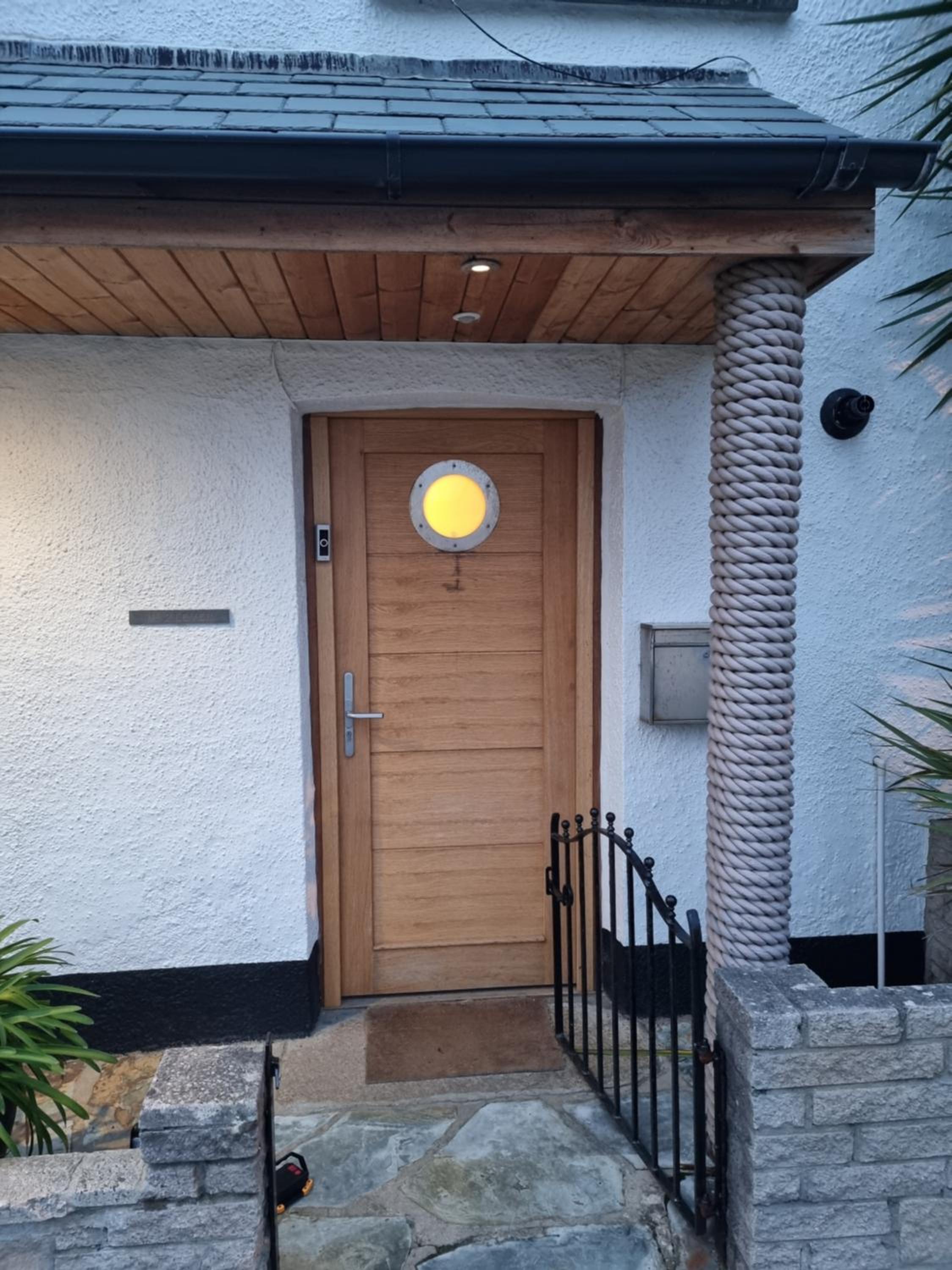 Neet Retreat - sleeps 7 next to beach view 2