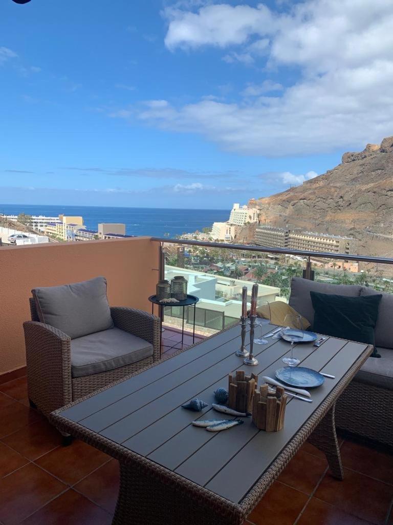Apartment with views of sea and mountains