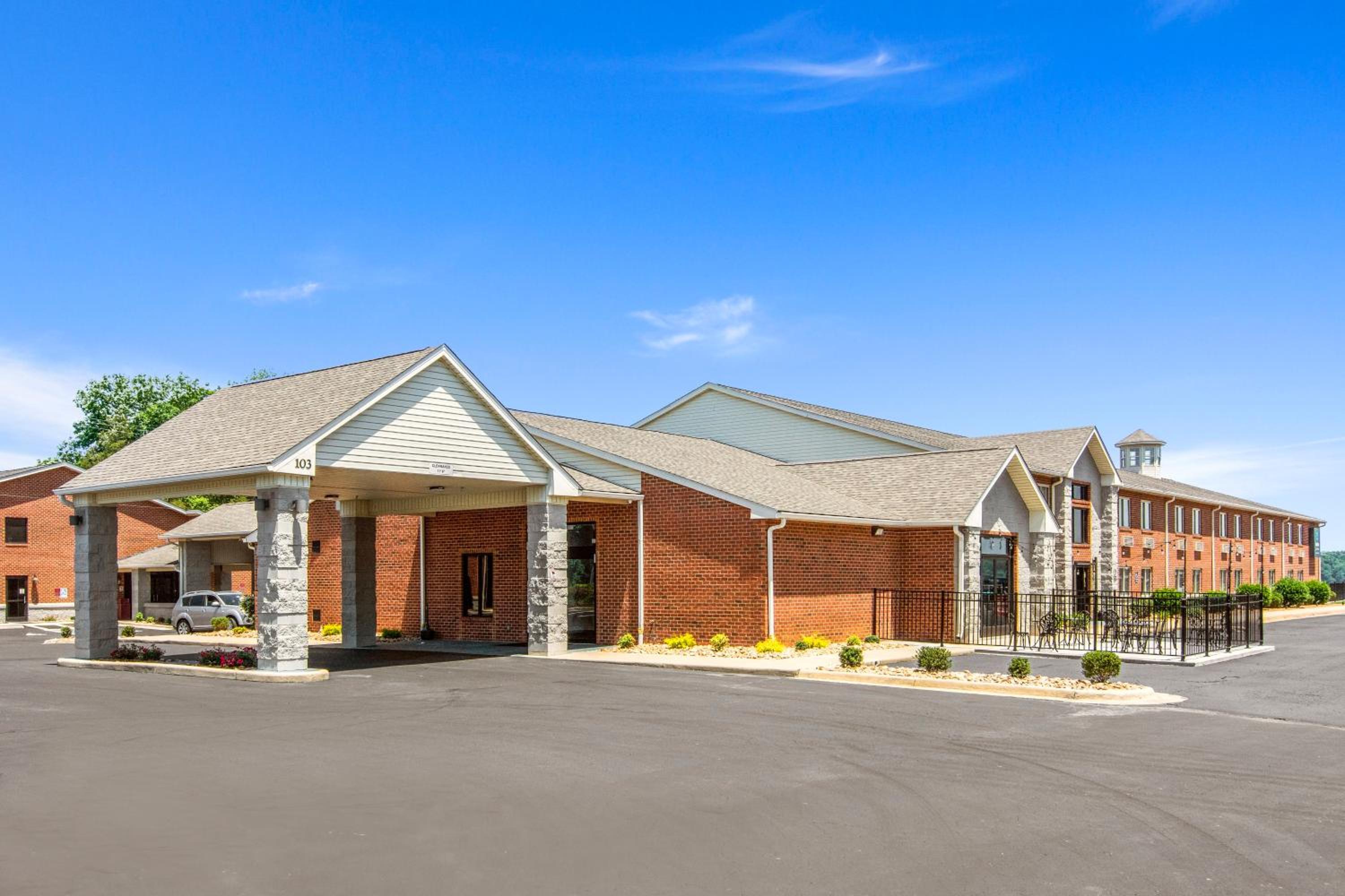 Clarion Pointe on the lake Clarksville-South Hill West