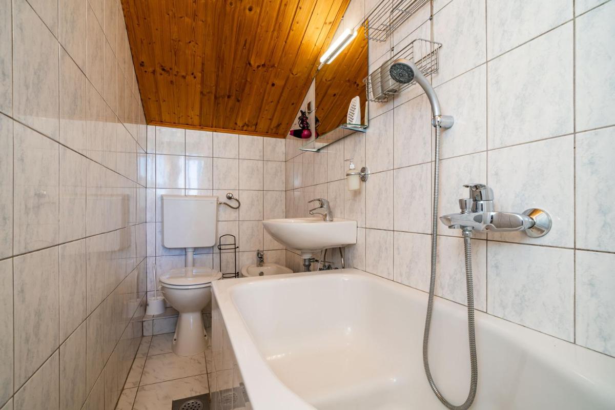 Nostromo Guesthouse with the Sea View
