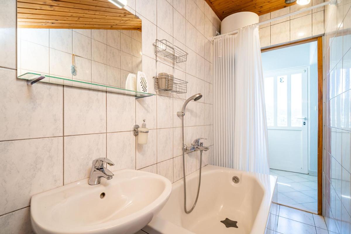 Nostromo Guesthouse with the Sea View