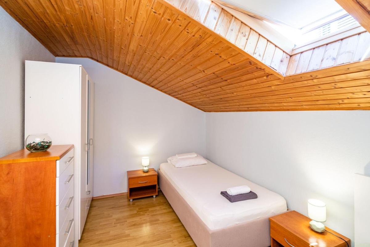 Nostromo Guesthouse with the Sea View