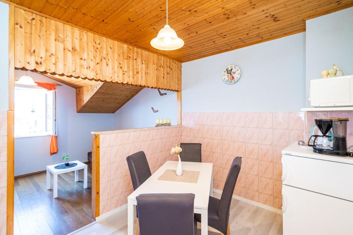 Nostromo Guesthouse with the Sea View