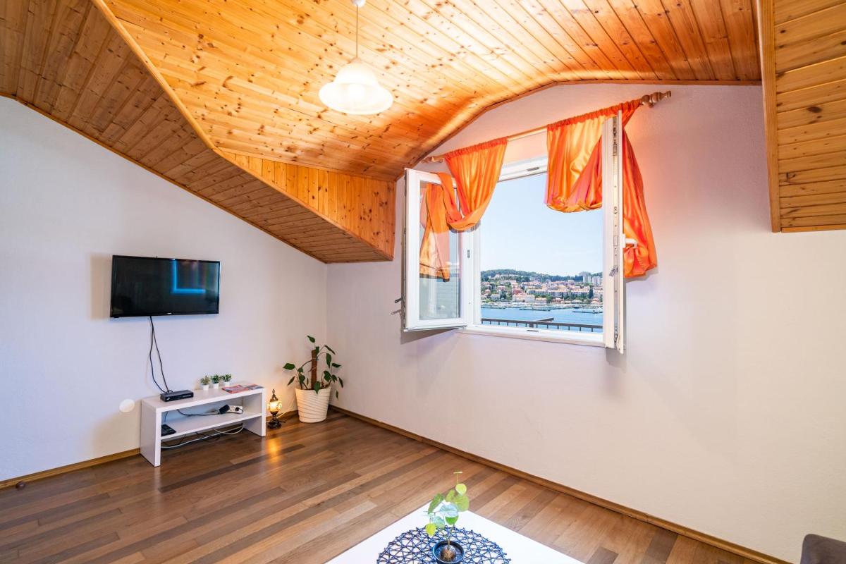 Nostromo Guesthouse with the Sea View