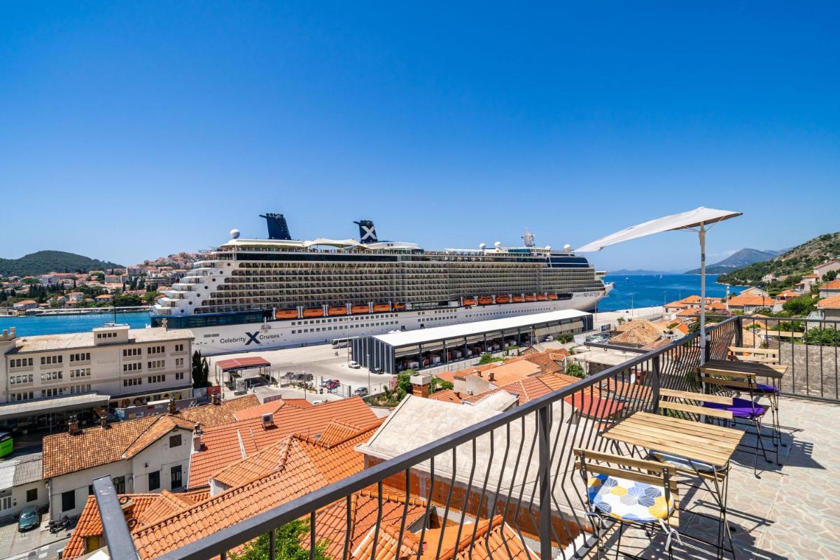 Nostromo Guesthouse with the Sea View
