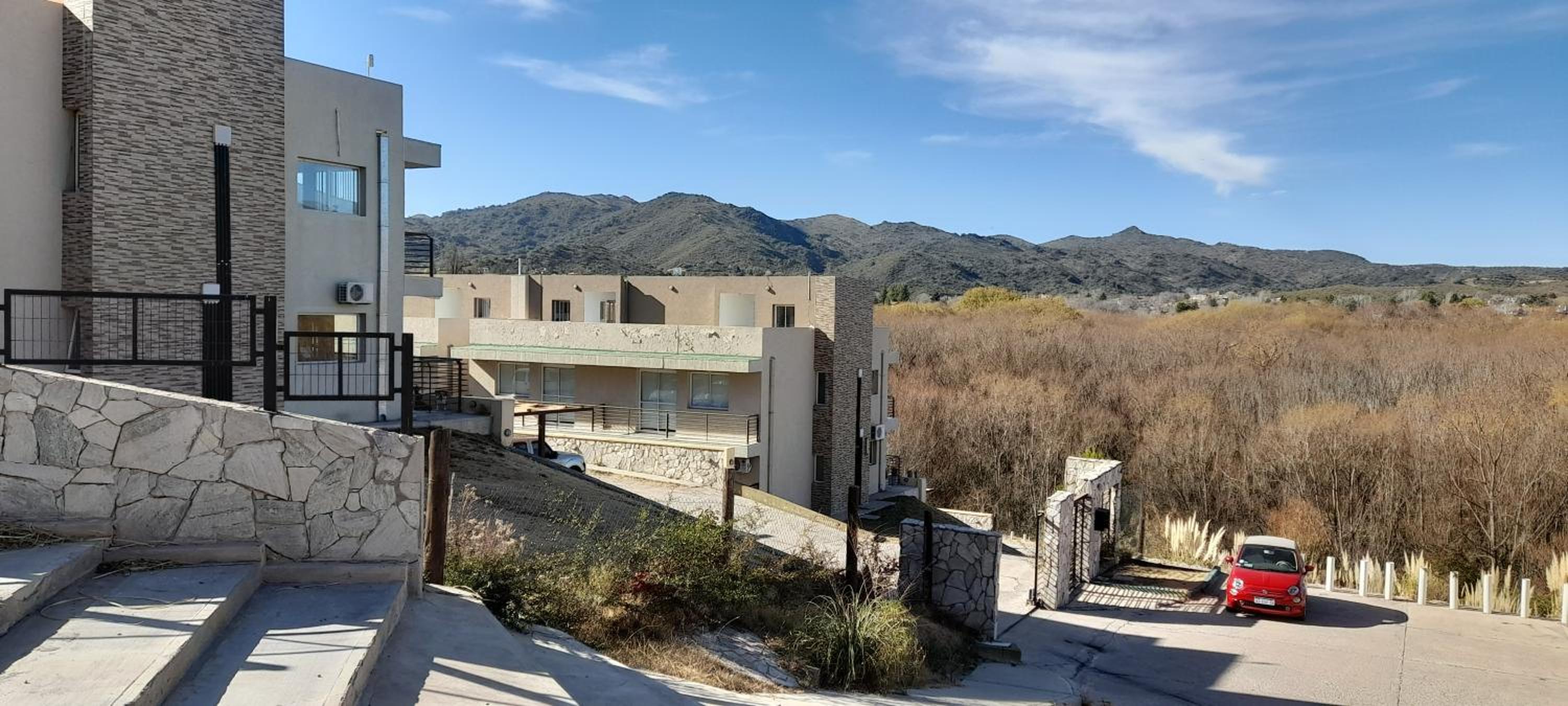 DEPARTAMENTO en POTRERO DE LOS FUNES frente al lago