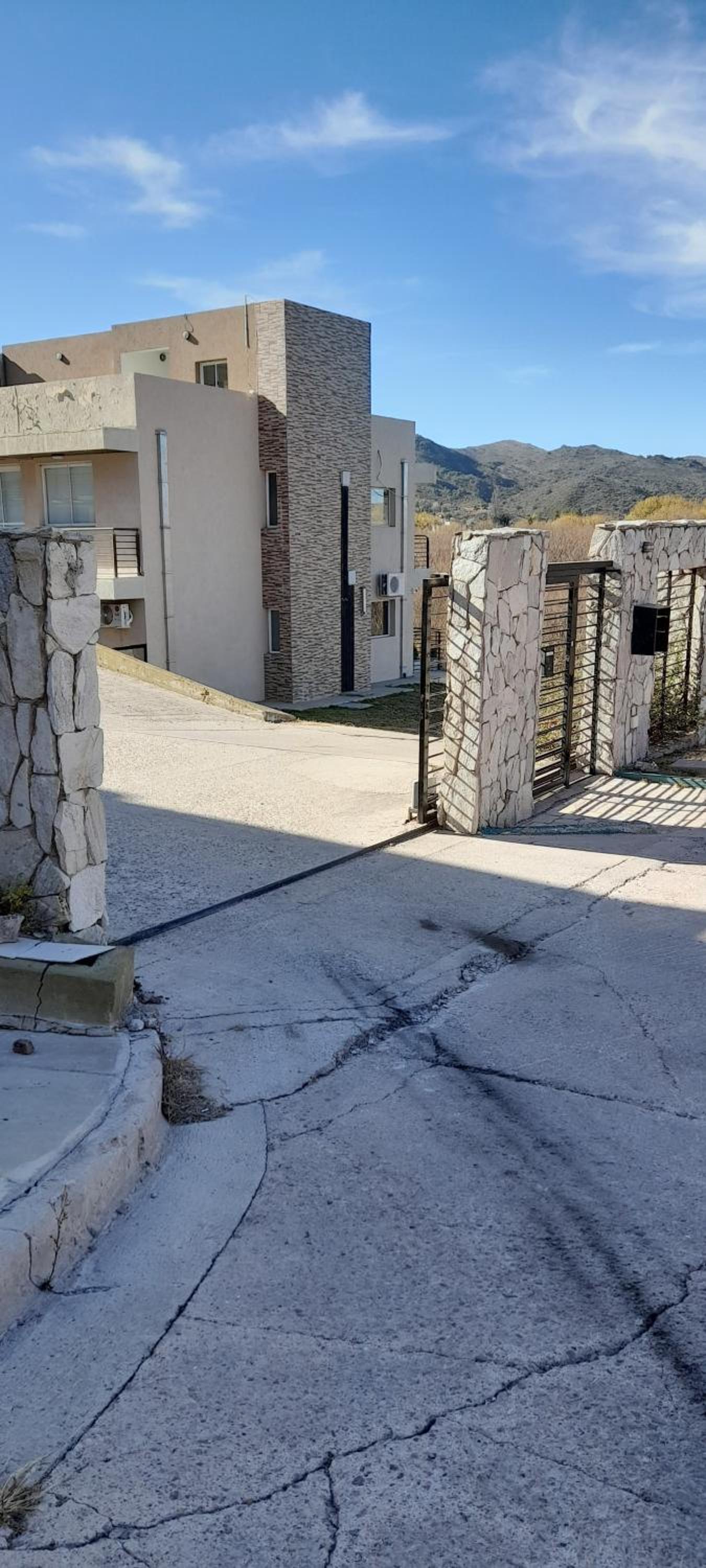 DEPARTAMENTO en POTRERO DE LOS FUNES frente al lago