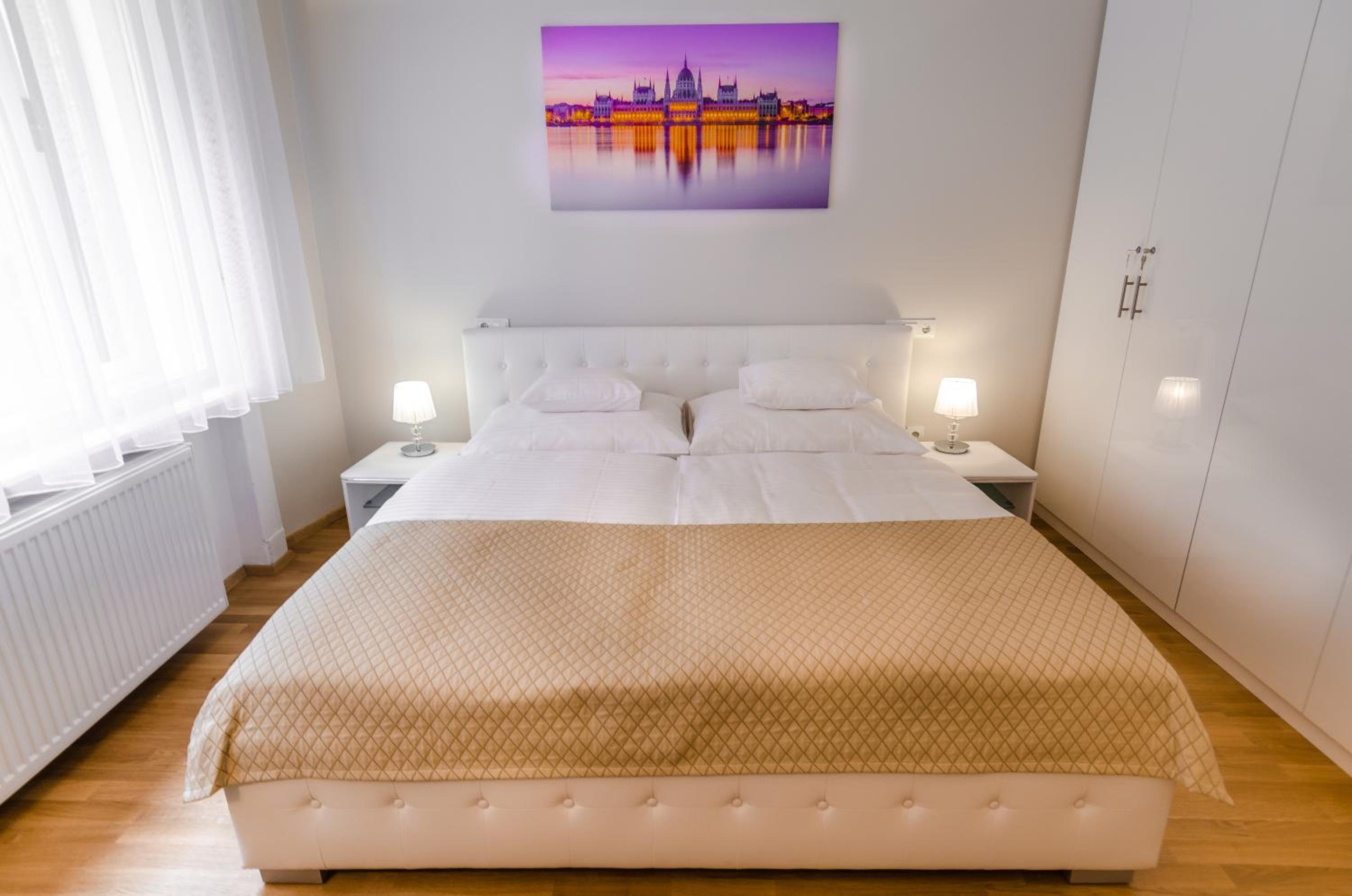 Anabelle Bed and Budapest