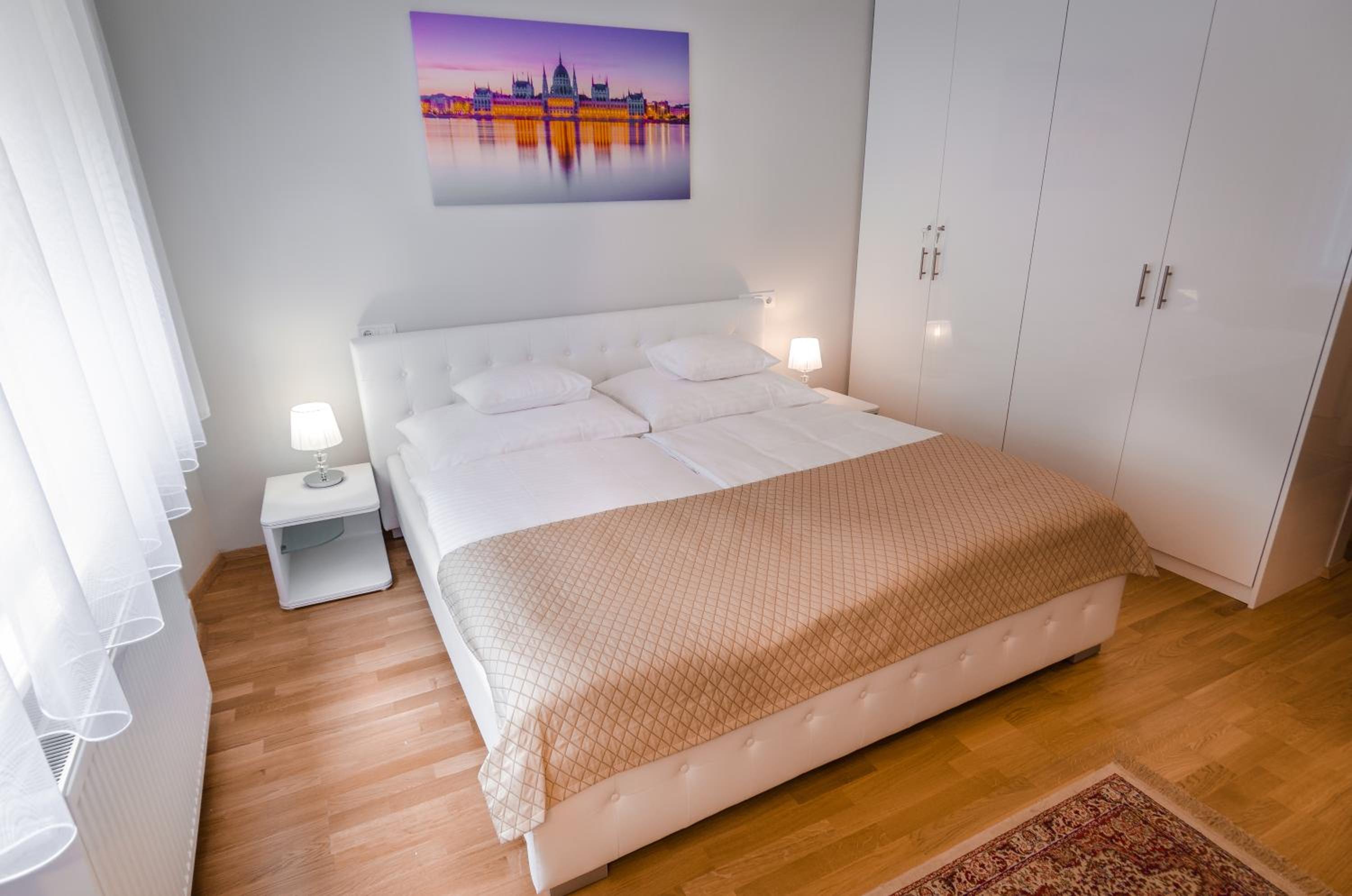 Anabelle Bed and Budapest