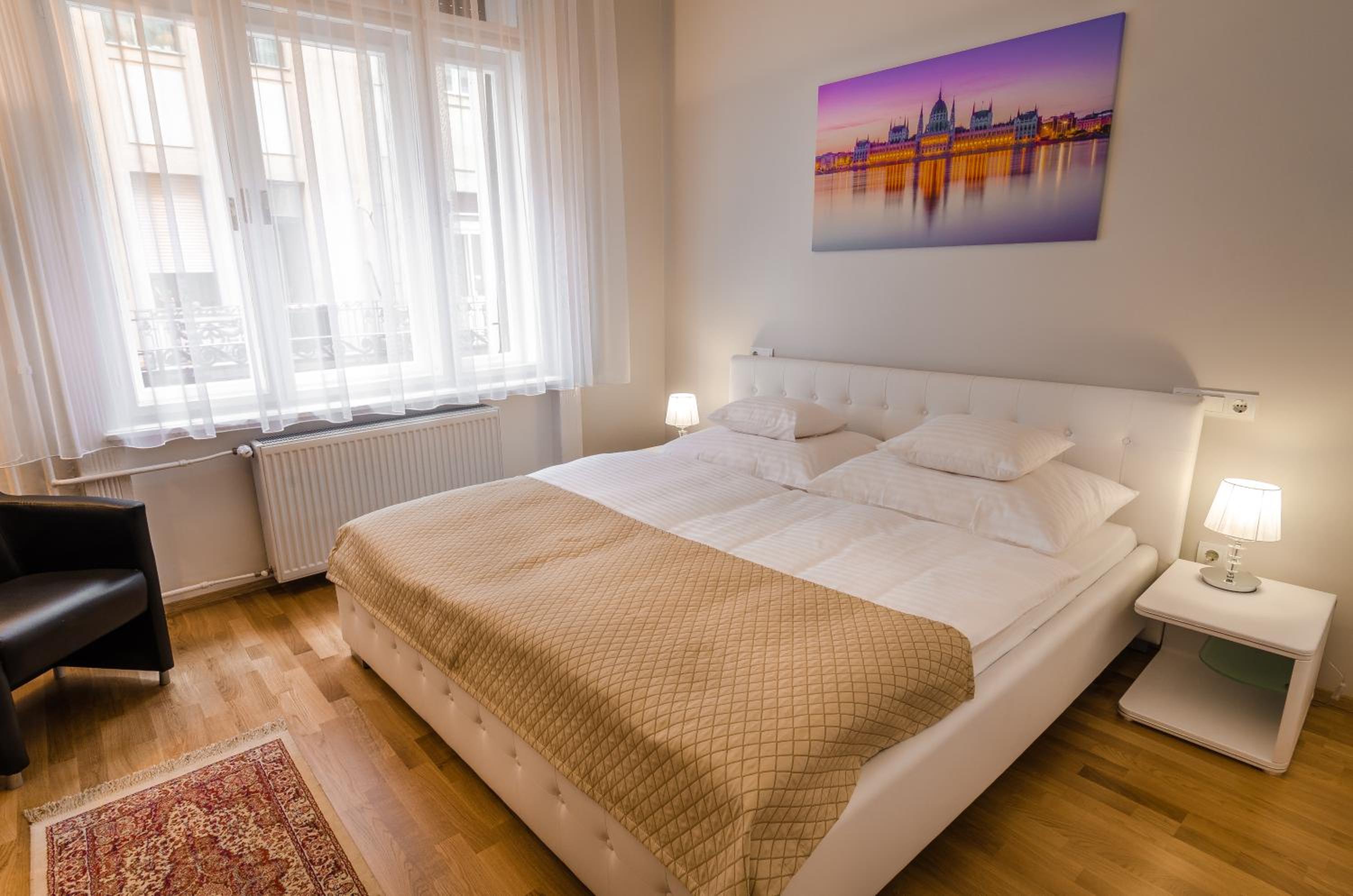 Anabelle Bed and Budapest