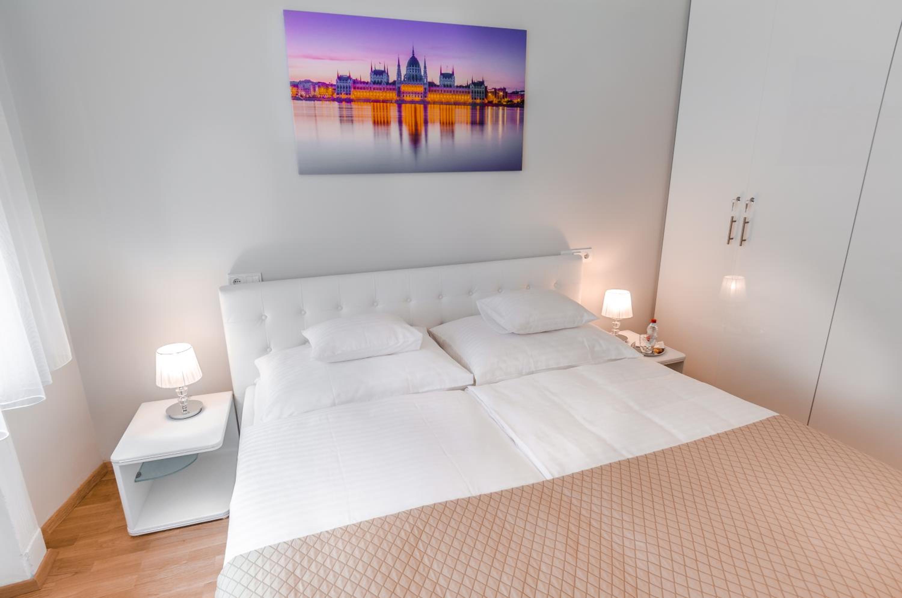 Anabelle Bed and Budapest