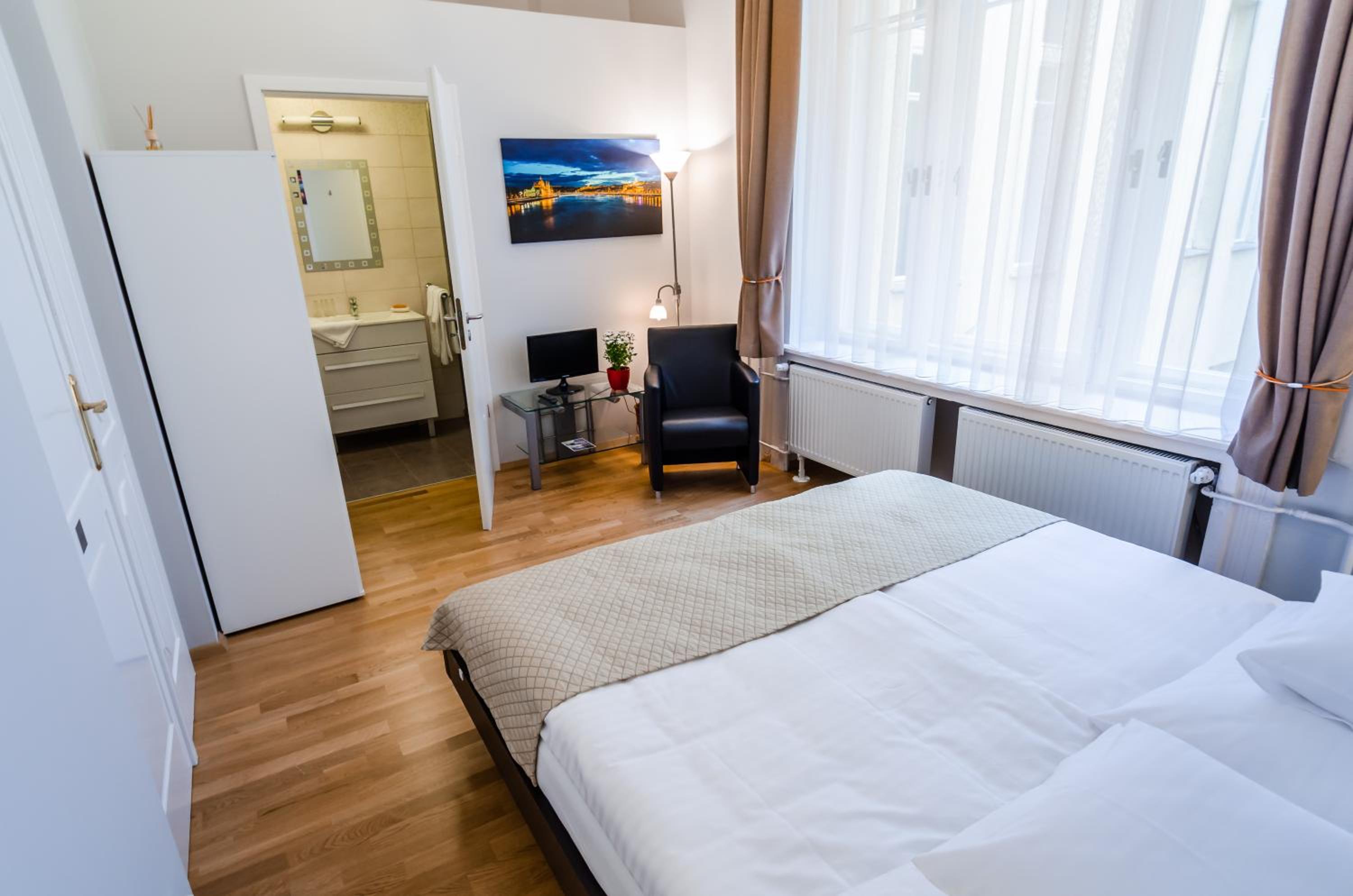 Anabelle Bed and Budapest