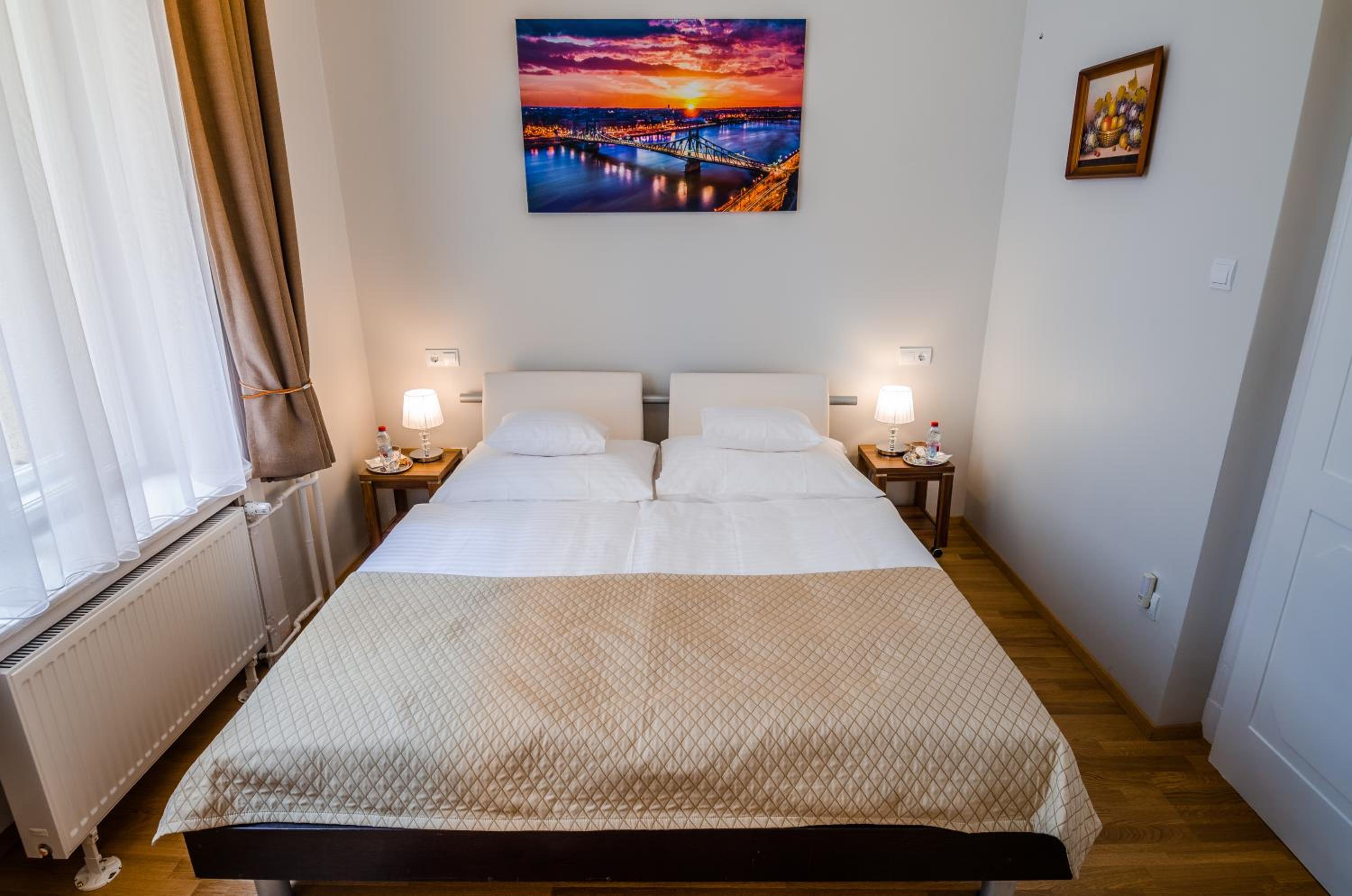 Anabelle Bed and Budapest