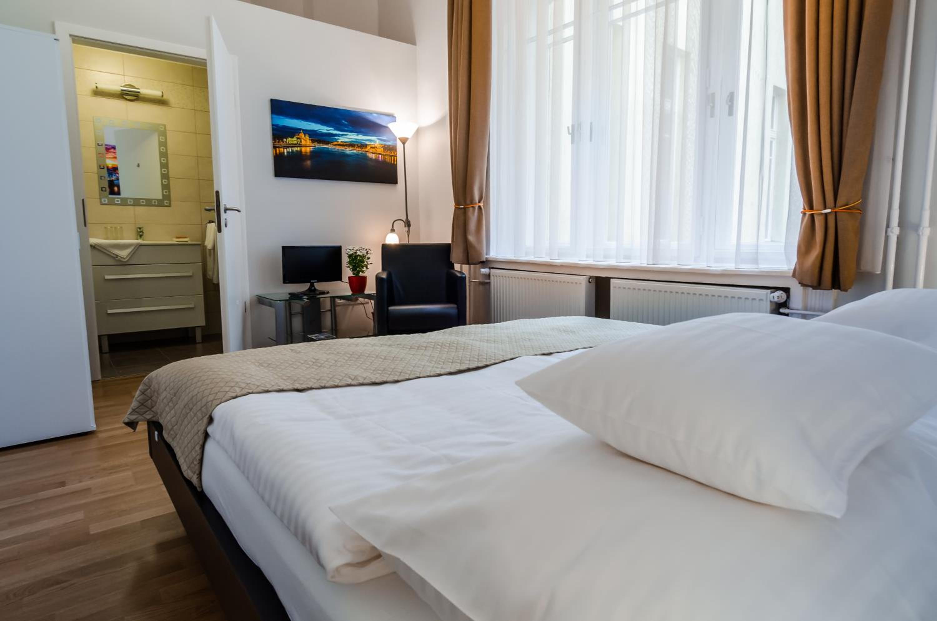 Anabelle Bed and Budapest