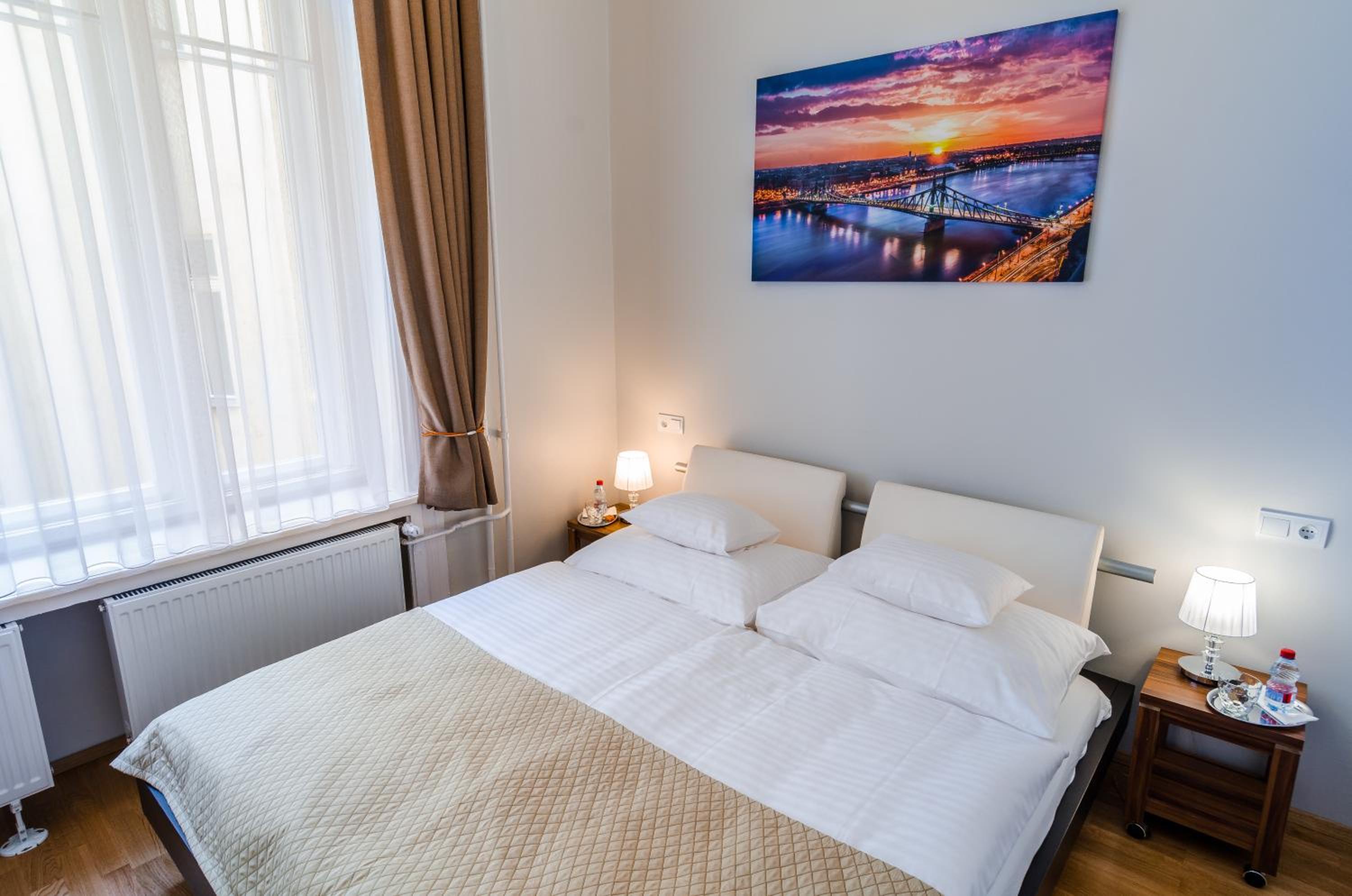 Anabelle Bed and Budapest