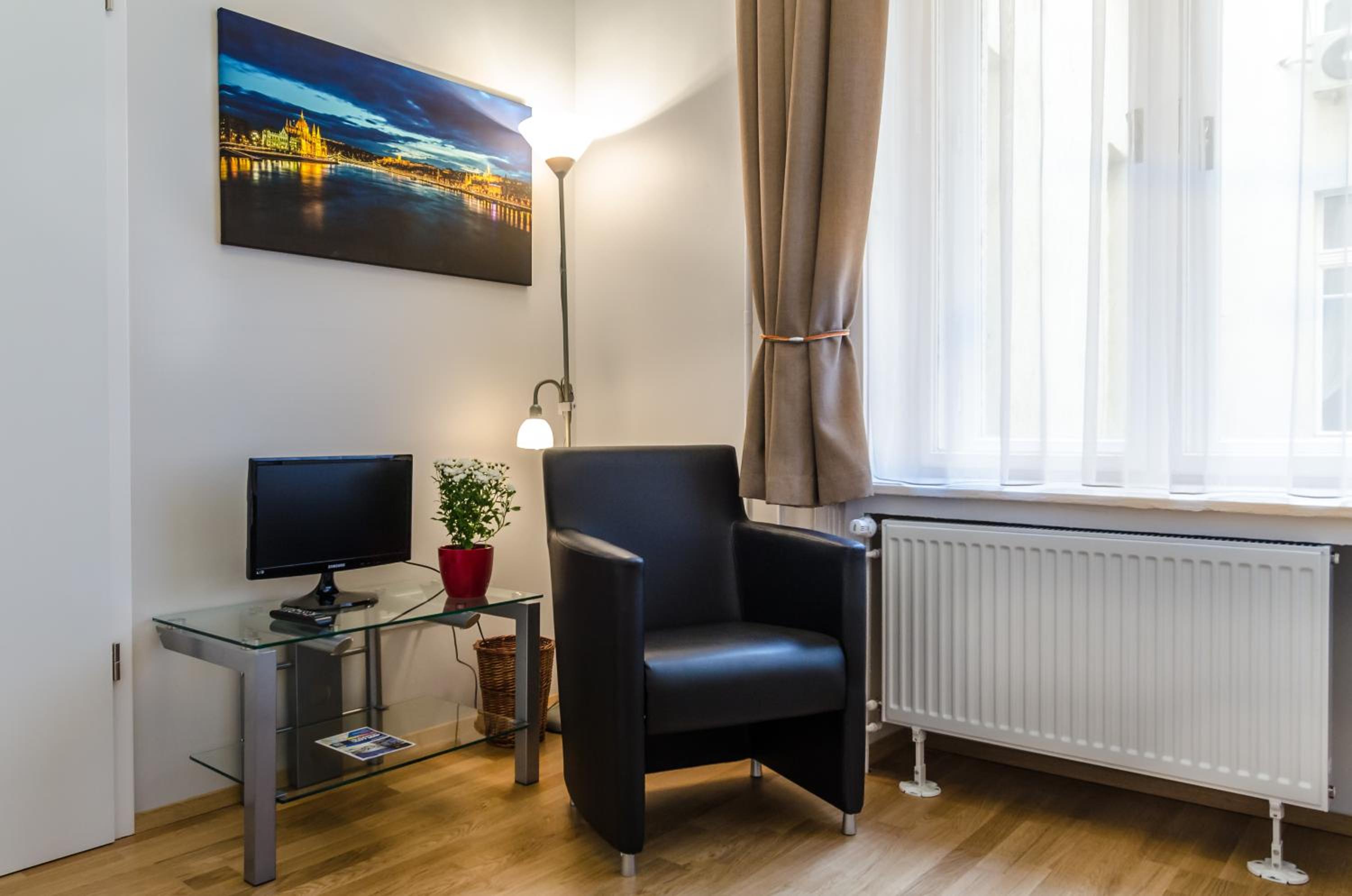Anabelle Bed and Budapest