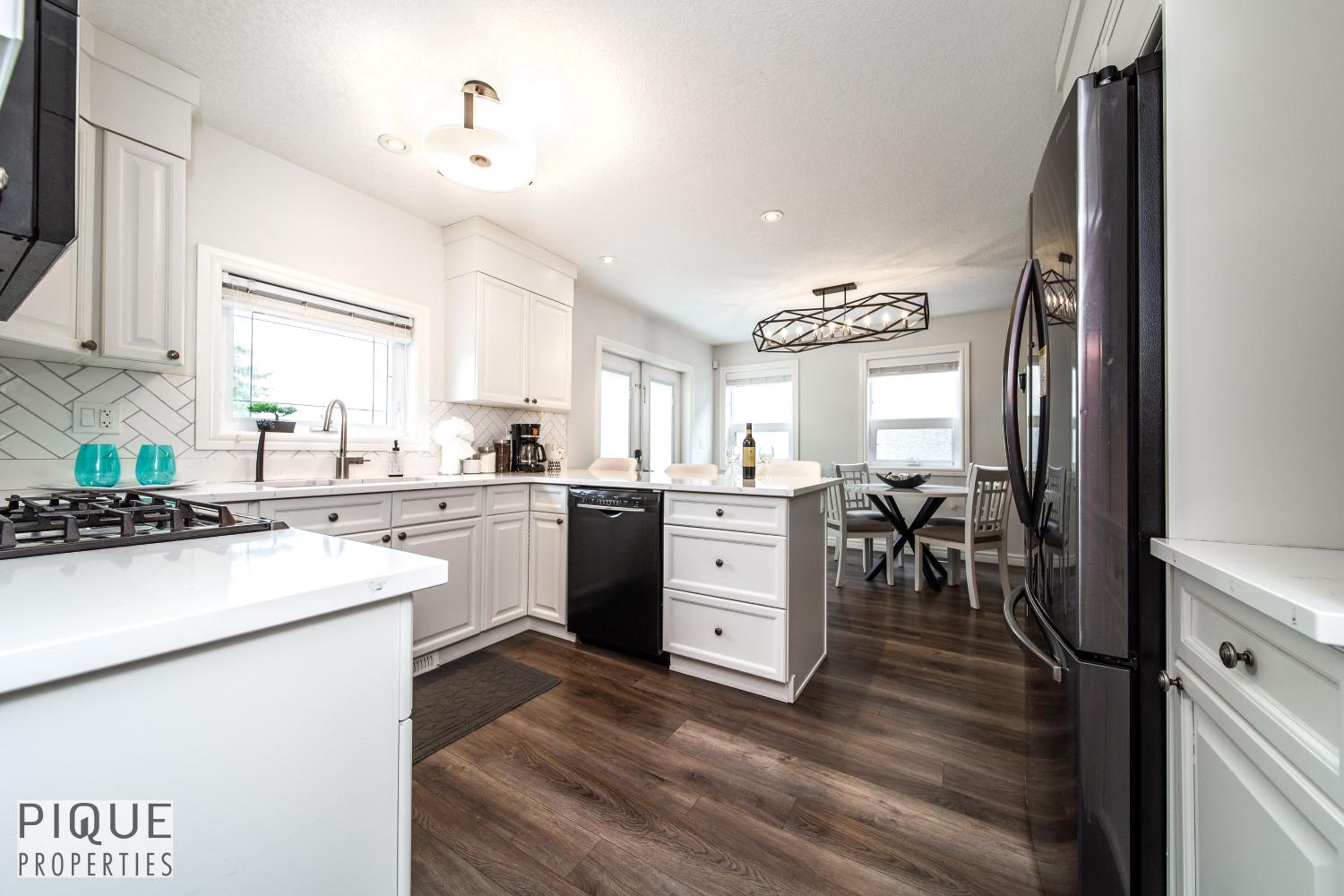 LUXURIOUS 6 Bed Home I Fireplace I near Sports Park I with Double Garage & Fast WiFi!