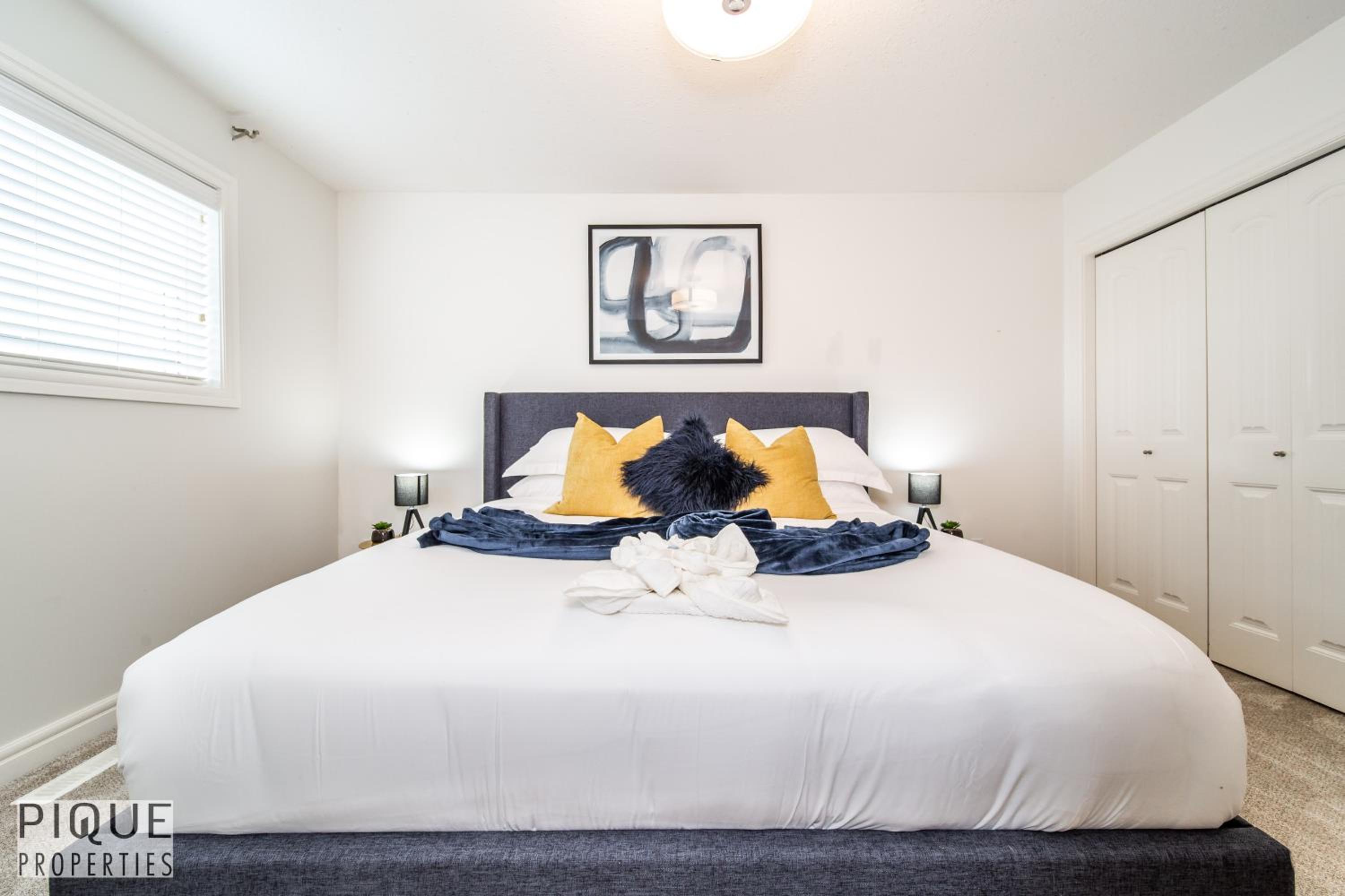 LUXURIOUS 6 Bed Home I Fireplace I near Sports Park I with Double Garage & Fast WiFi!