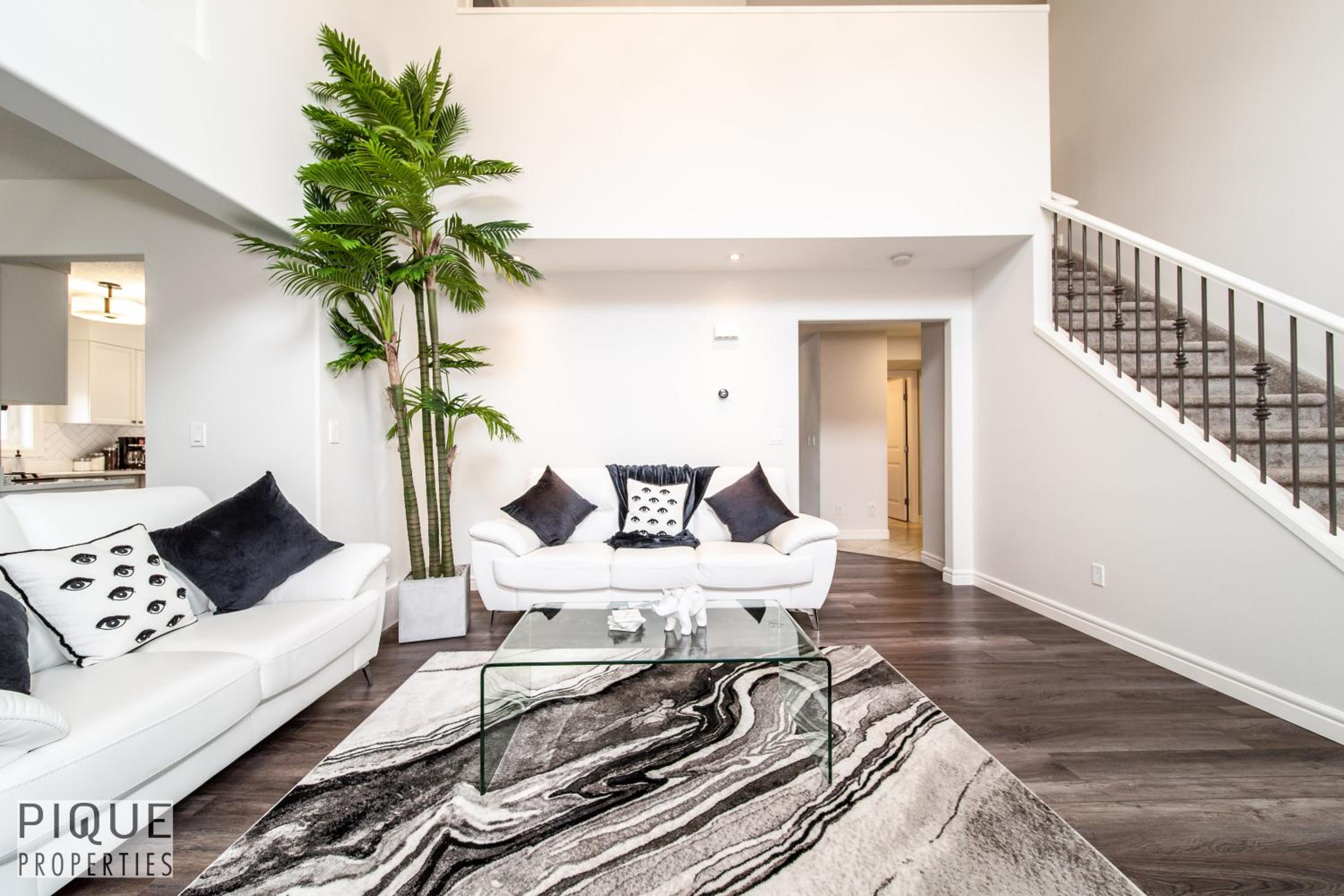 LUXURIOUS 6 Bed Home I Fireplace I near Sports Park I with Double Garage & Fast WiFi!