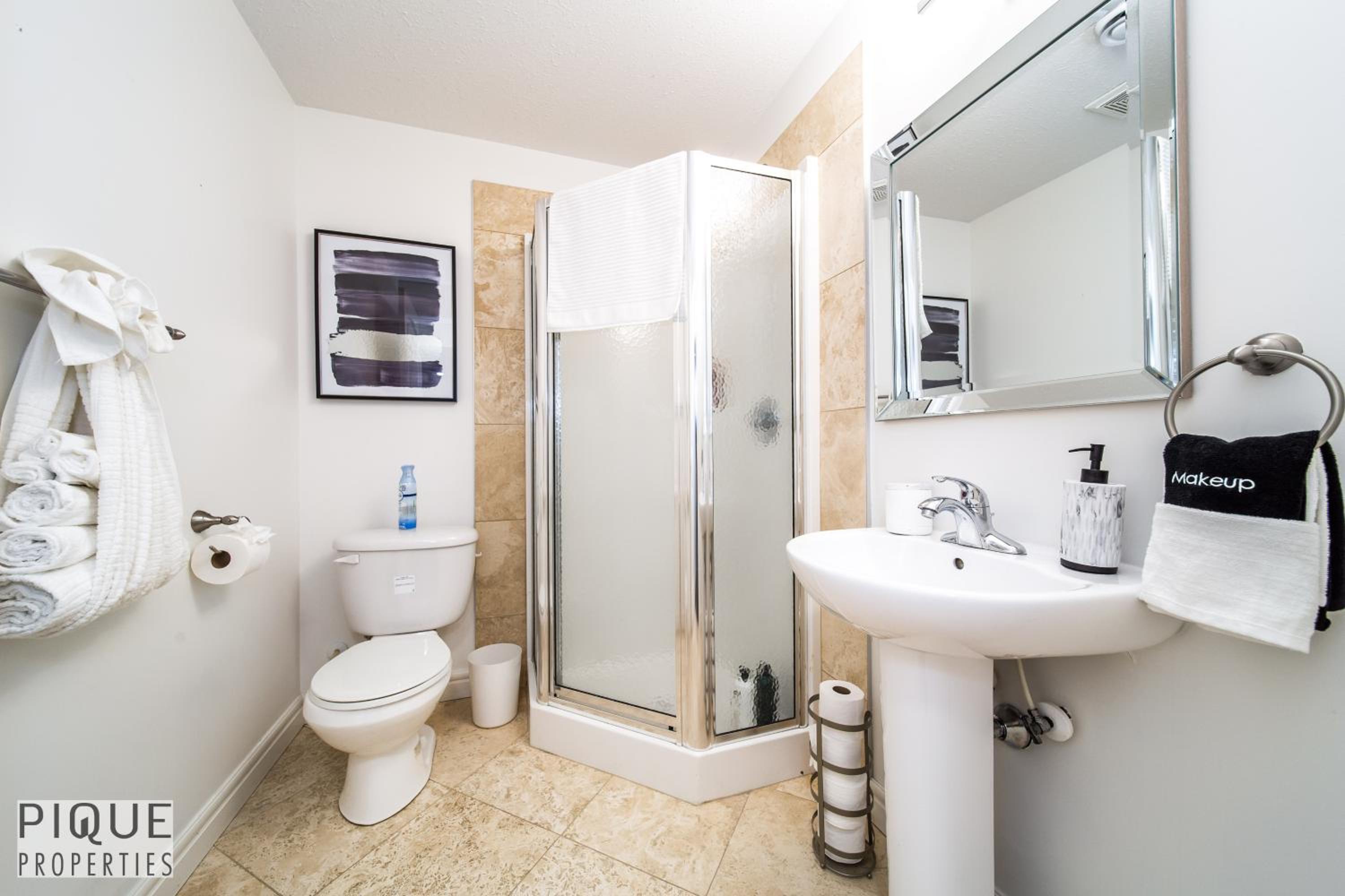 LUXURIOUS 6 Bed Home I Fireplace I near Sports Park I with Double Garage & Fast WiFi!