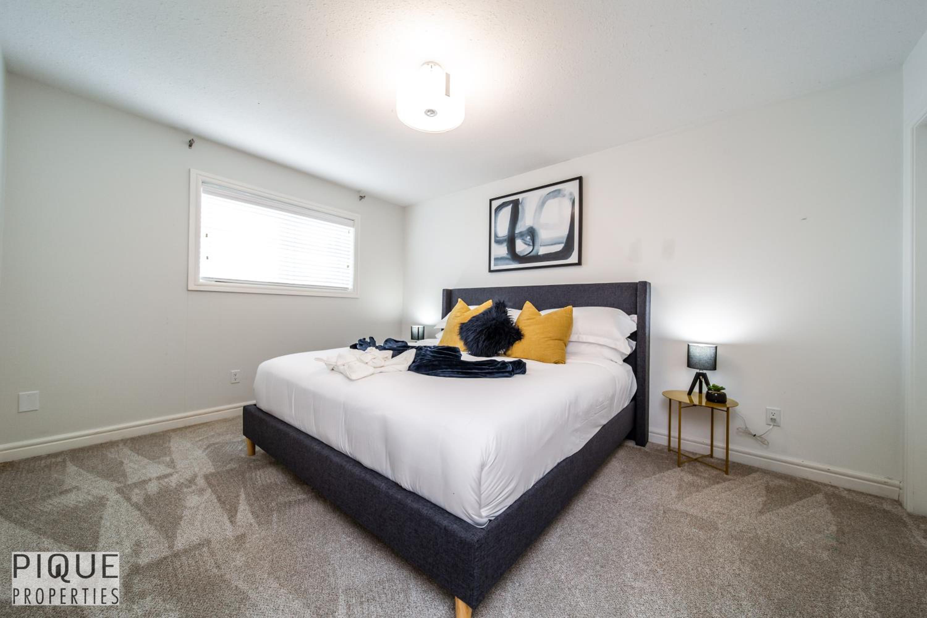 LUXURIOUS 6 Bed Home I Fireplace I near Sports Park I with Double Garage & Fast WiFi!