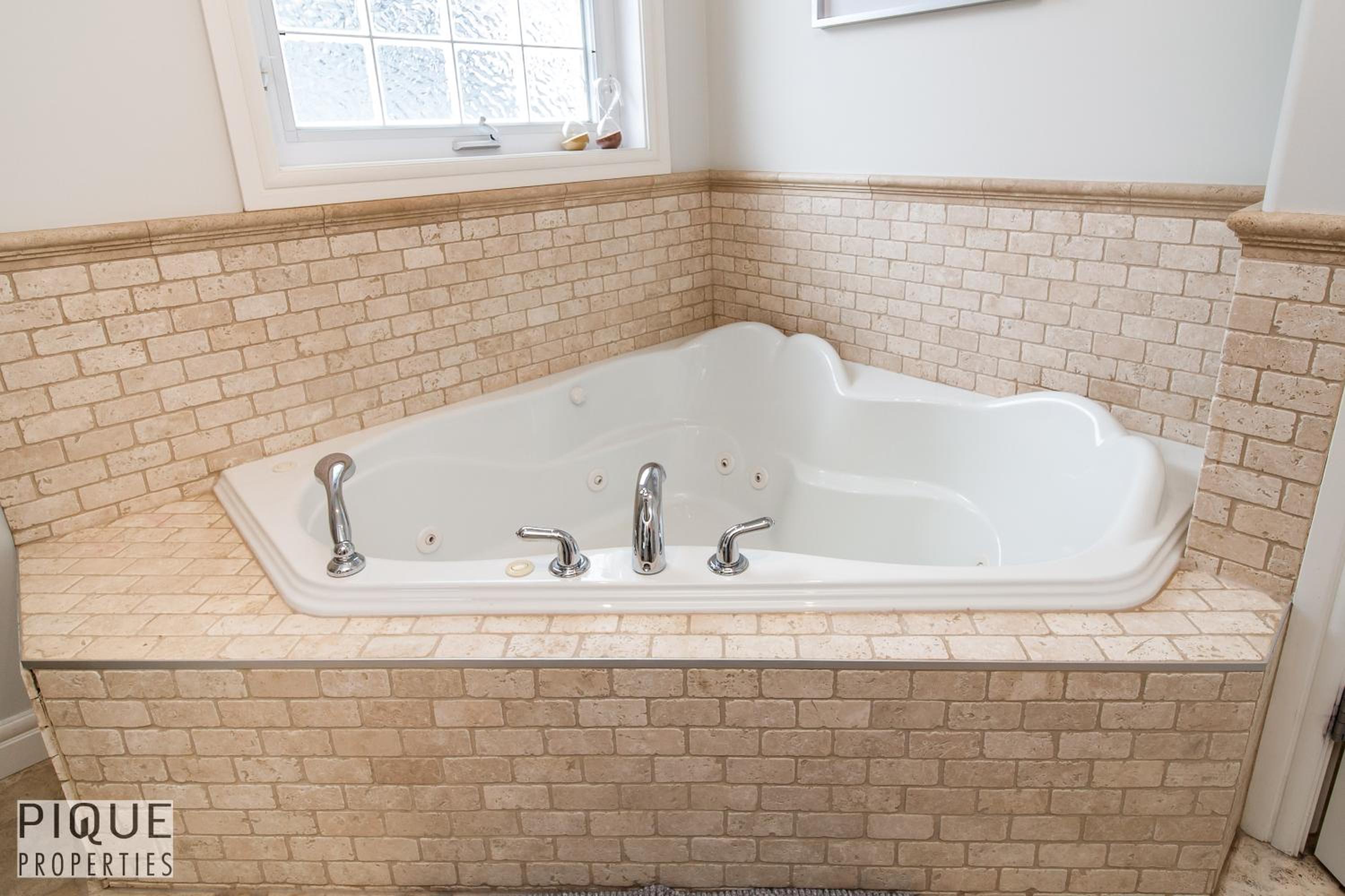 LUXURIOUS 6 Bed Home I Fireplace I near Sports Park I with Double Garage & Fast WiFi!