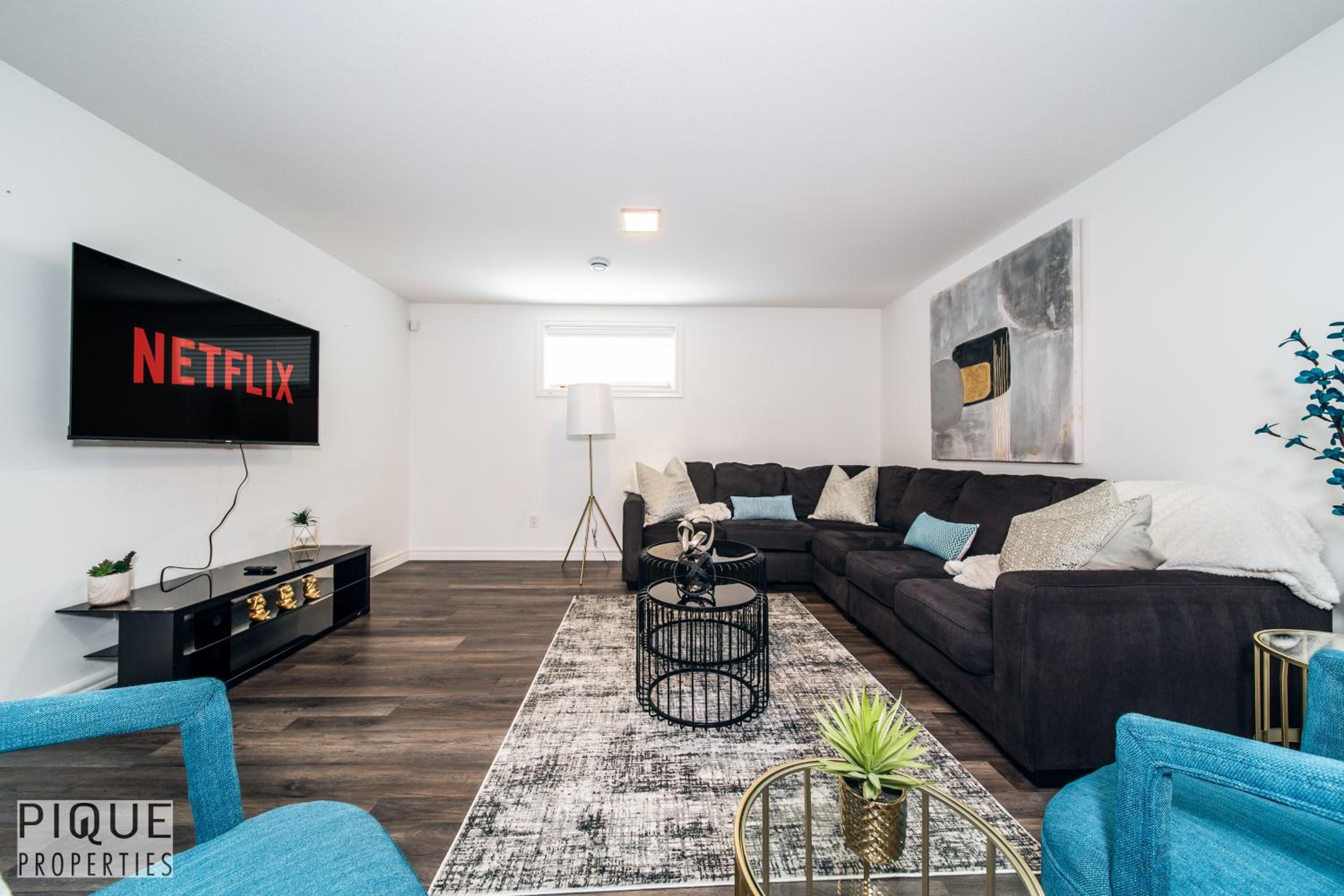 LUXURIOUS 6 Bed Home I Fireplace I near Sports Park I with Double Garage & Fast WiFi!