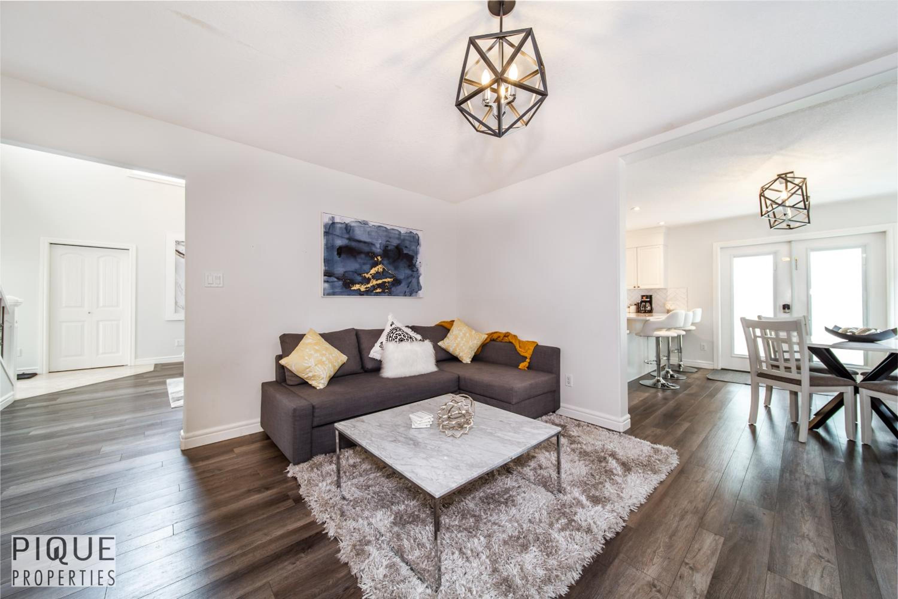 LUXURIOUS 6 Bed Home I Fireplace I near Sports Park I with Double Garage & Fast WiFi!