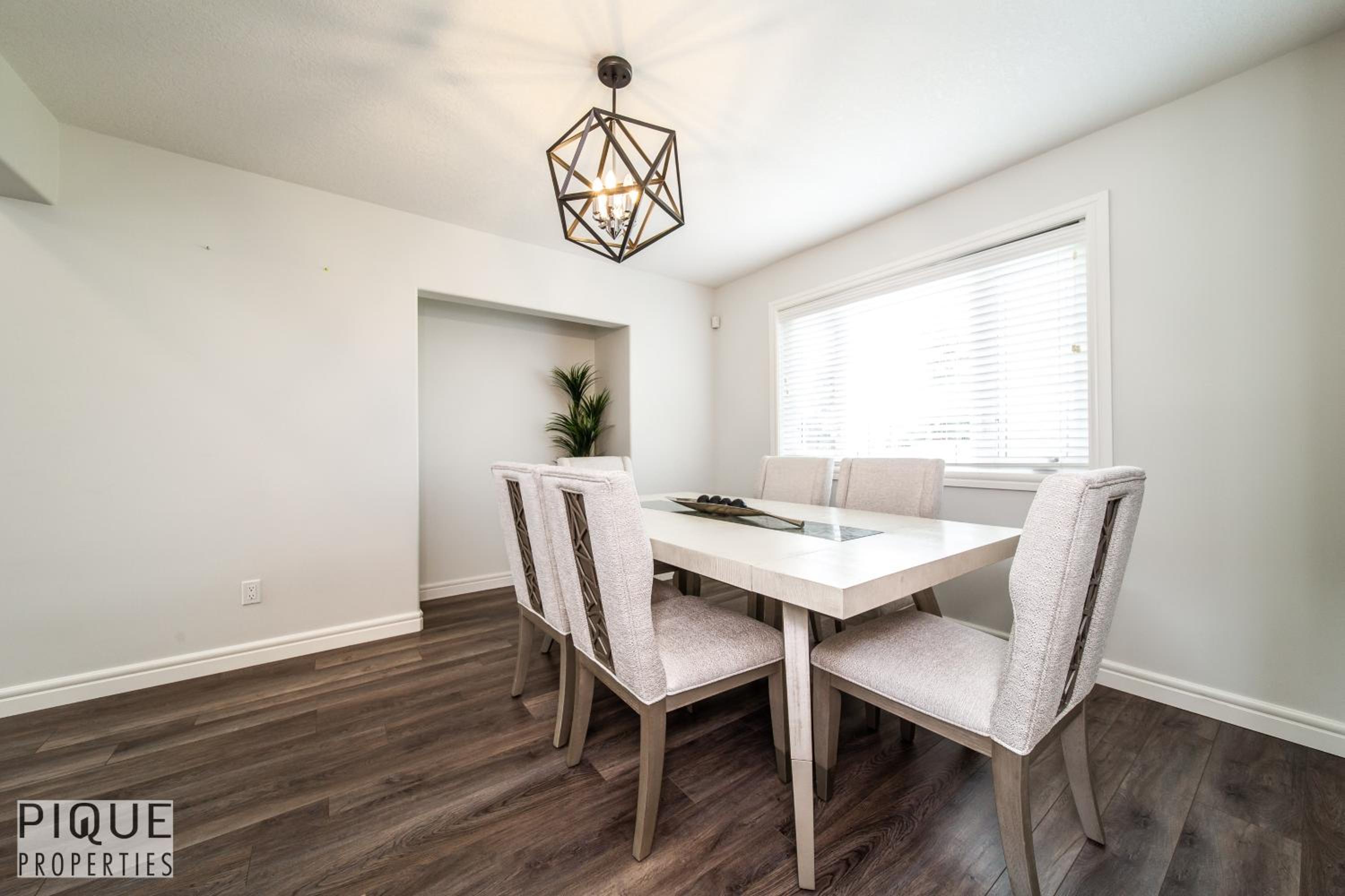 LUXURIOUS 6 Bed Home I Fireplace I near Sports Park I with Double Garage & Fast WiFi!