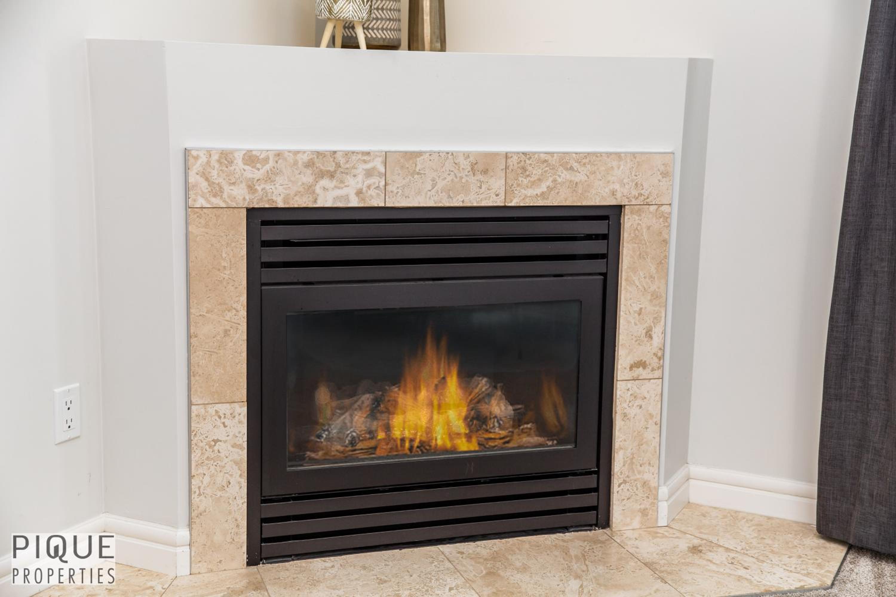 LUXURIOUS 6 Bed Home I Fireplace I near Sports Park I with Double Garage & Fast WiFi!