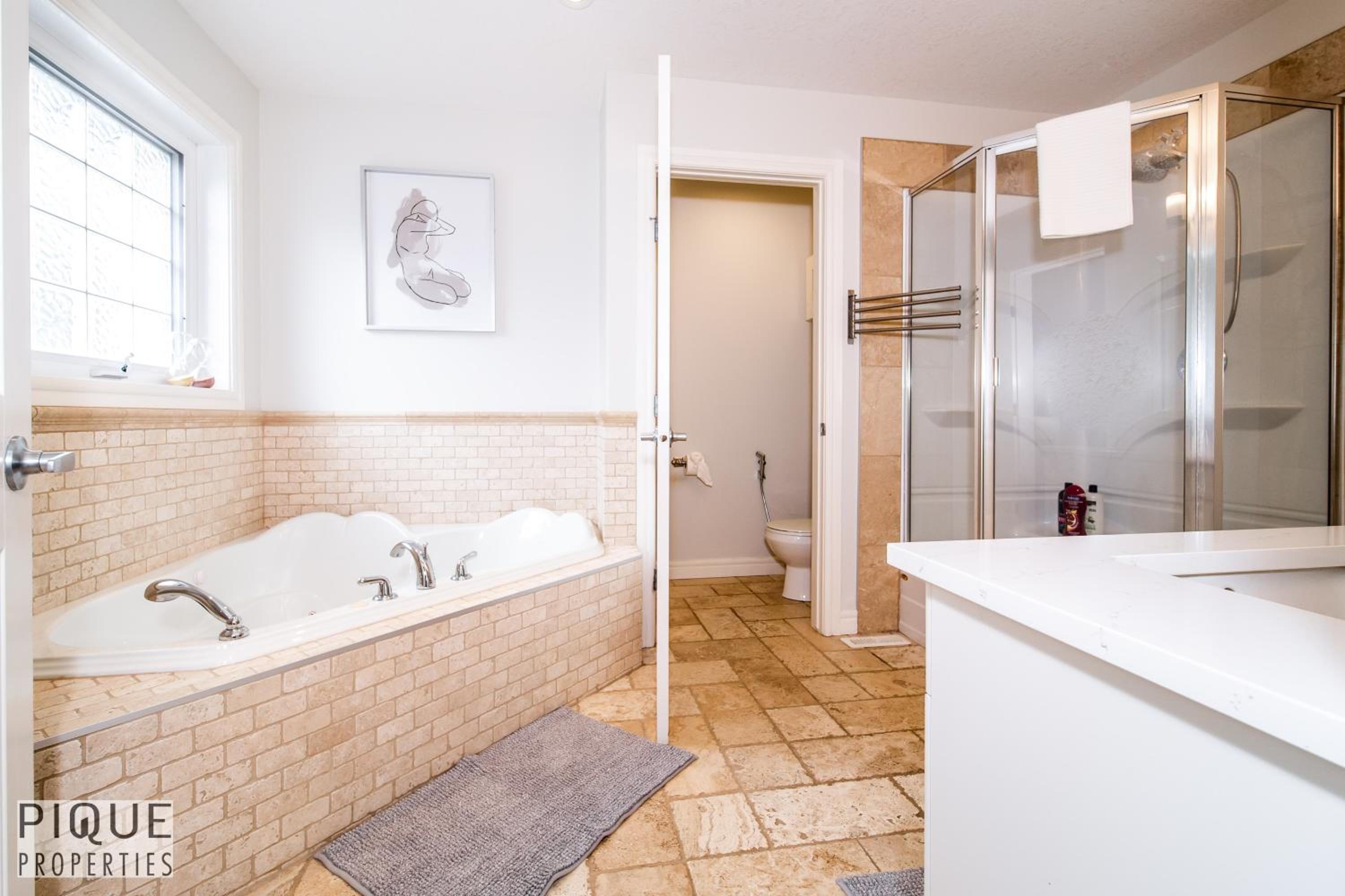 LUXURIOUS 6 Bed Home I Fireplace I near Sports Park I with Double Garage & Fast WiFi!