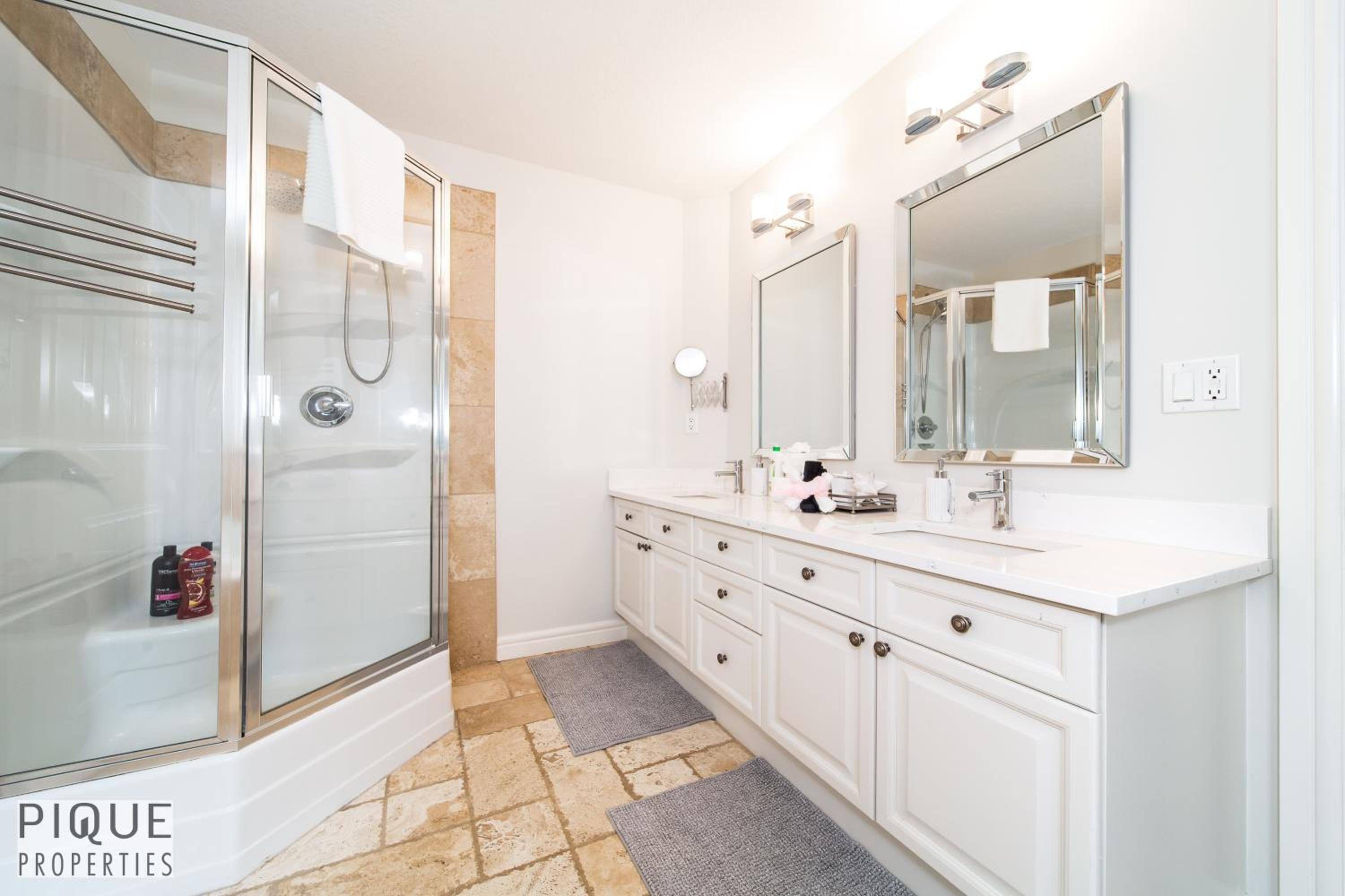 LUXURIOUS 6 Bed Home I Fireplace I near Sports Park I with Double Garage & Fast WiFi!
