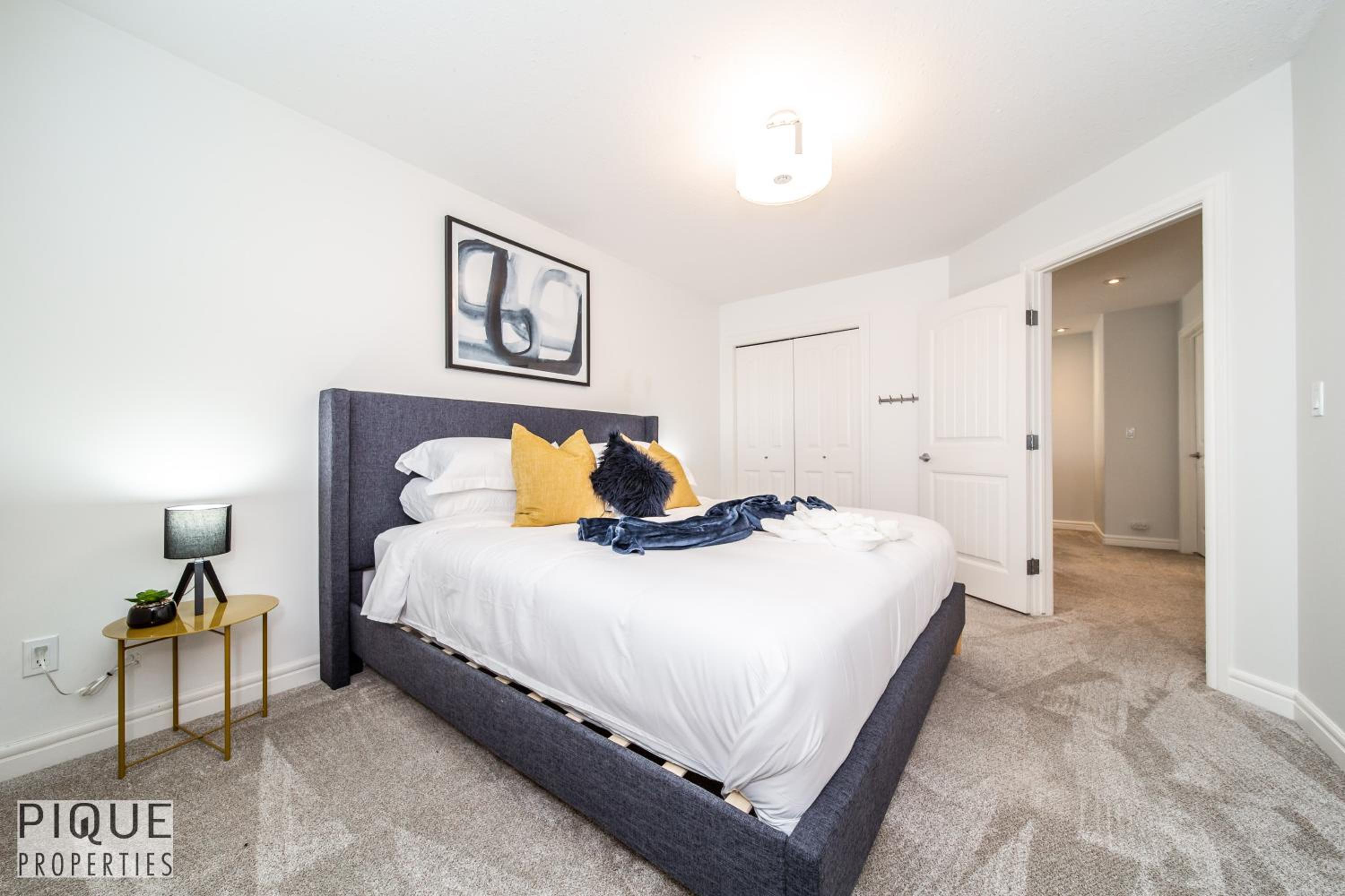 LUXURIOUS 6 Bed Home I Fireplace I near Sports Park I with Double Garage & Fast WiFi!