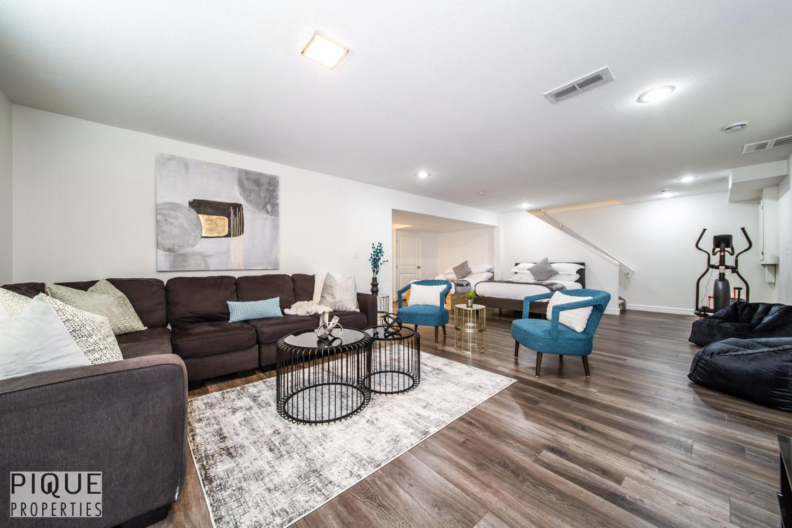 LUXURIOUS 6 Bed Home I Fireplace I near Sports Park I with Double Garage & Fast WiFi!