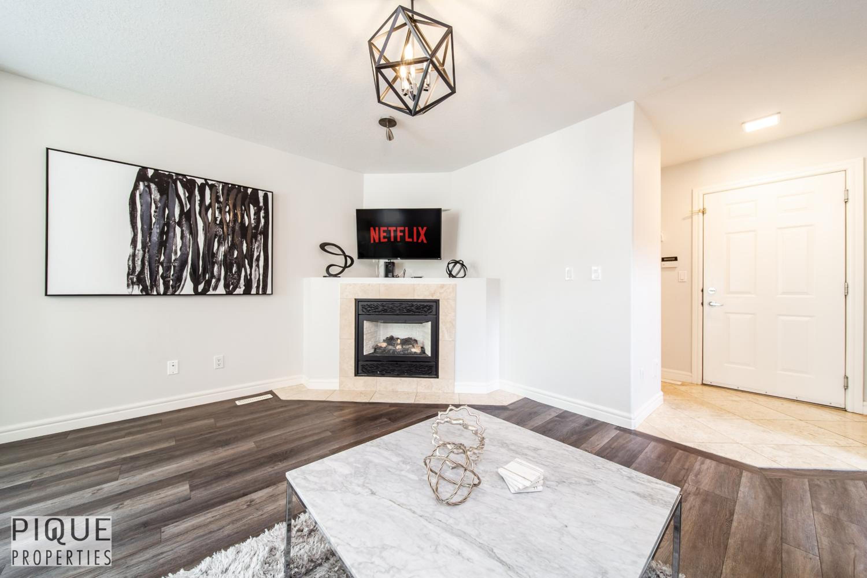 LUXURIOUS 6 Bed Home I Fireplace I near Sports Park I with Double Garage & Fast WiFi!