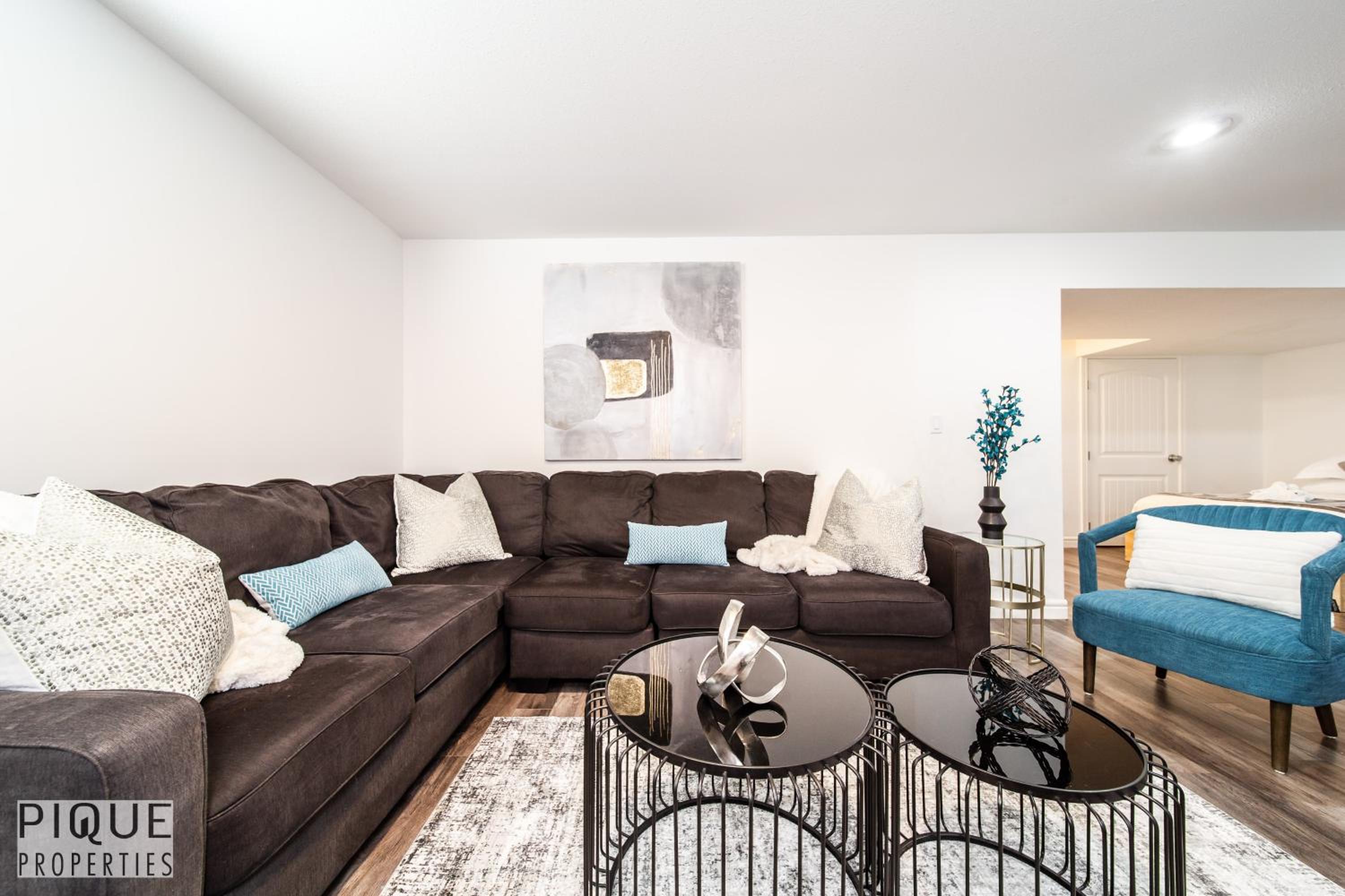 LUXURIOUS 6 Bed Home I Fireplace I near Sports Park I with Double Garage & Fast WiFi!