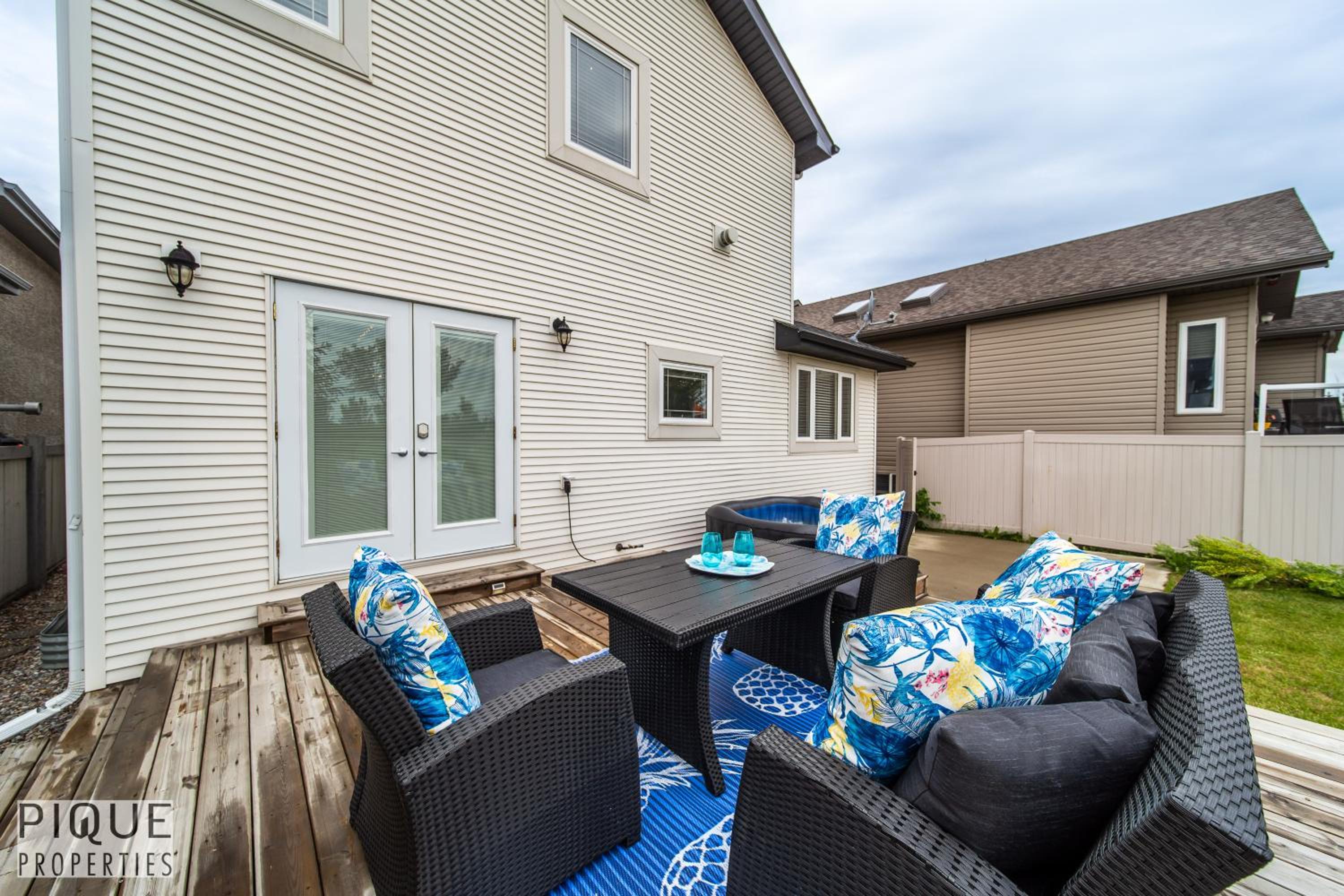 LUXURIOUS 6 Bed Home I Fireplace I near Sports Park I with Double Garage & Fast WiFi!