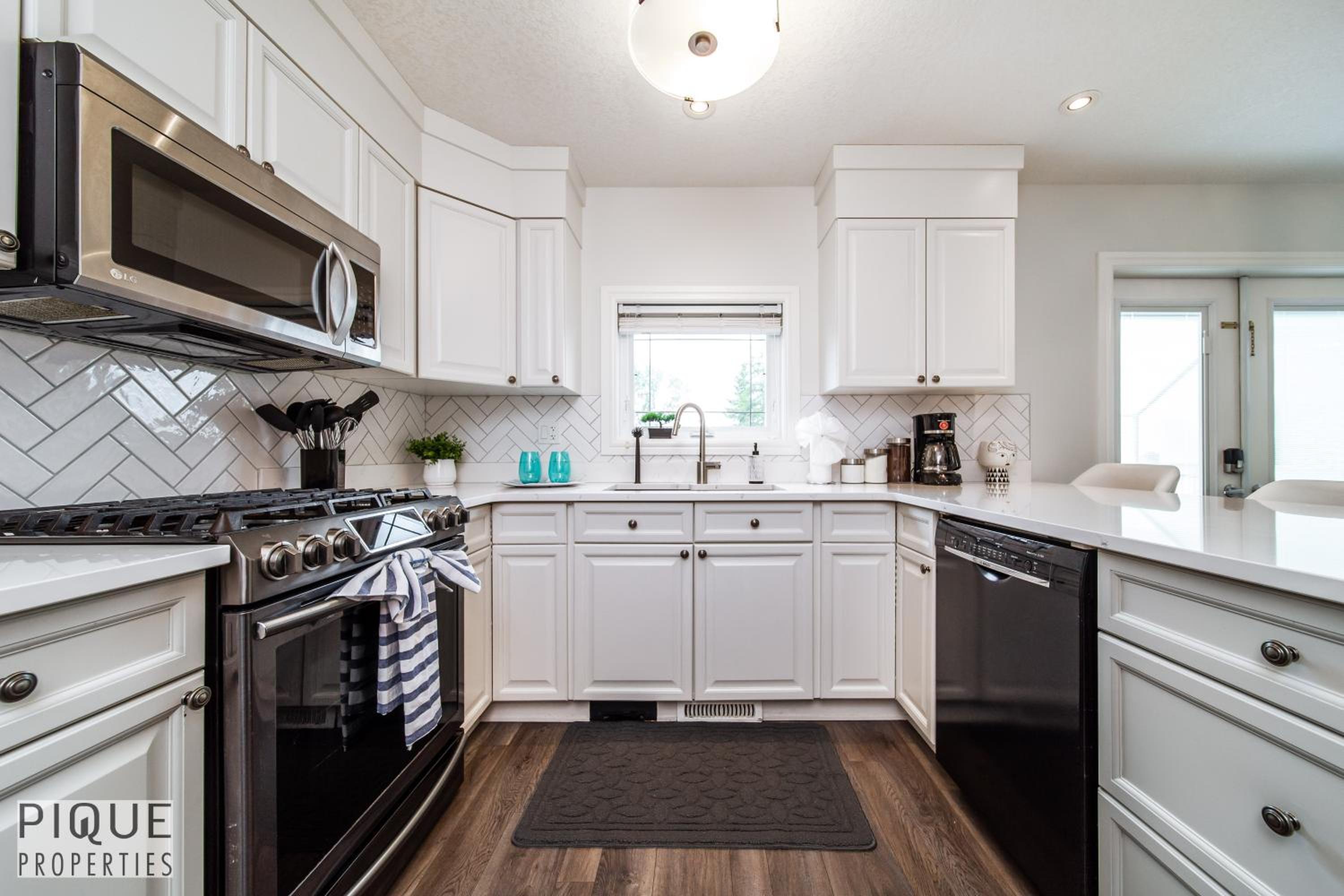 LUXURIOUS 6 Bed Home I Fireplace I near Sports Park I with Double Garage & Fast WiFi!