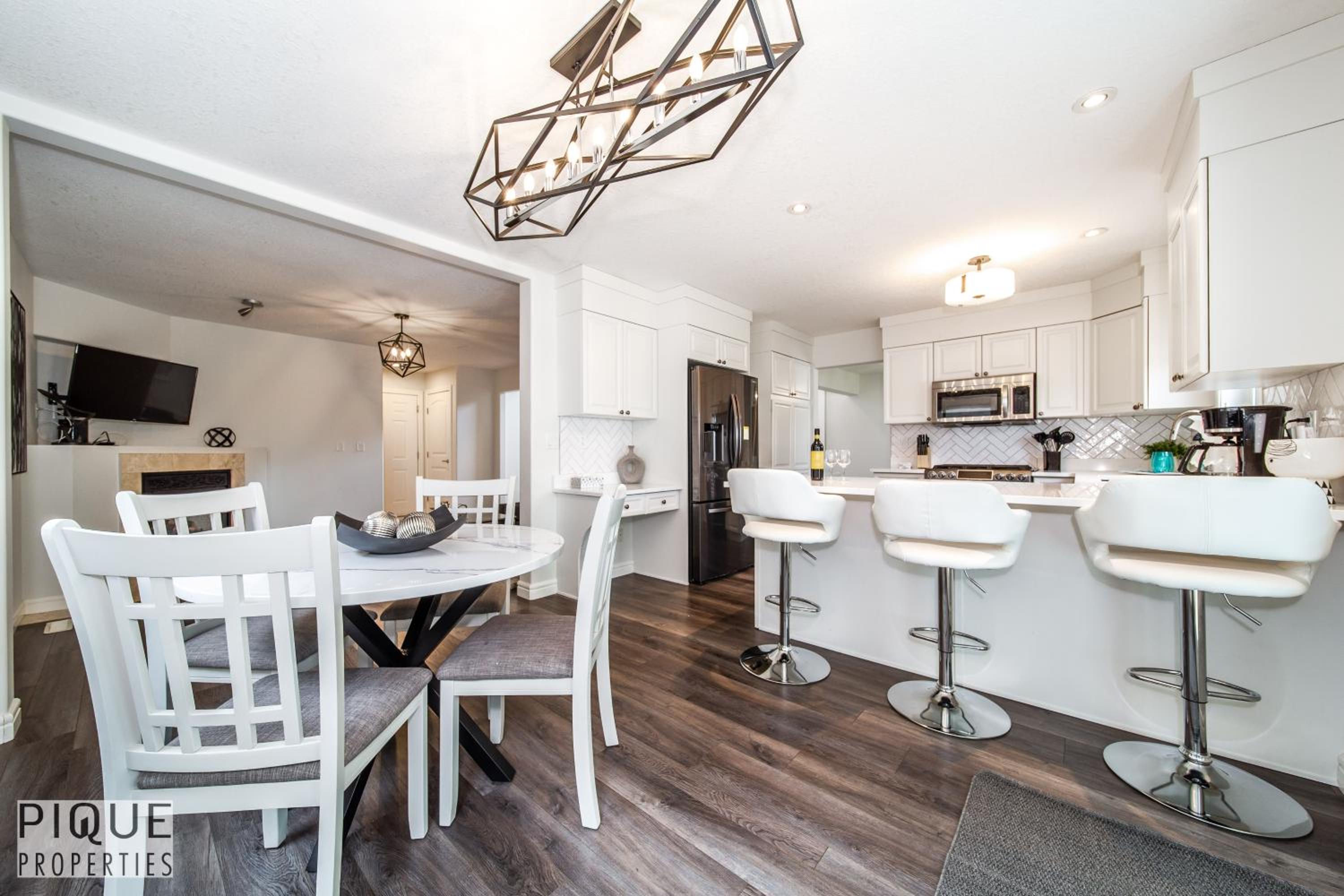 LUXURIOUS 6 Bed Home I Fireplace I near Sports Park I with Double Garage & Fast WiFi!