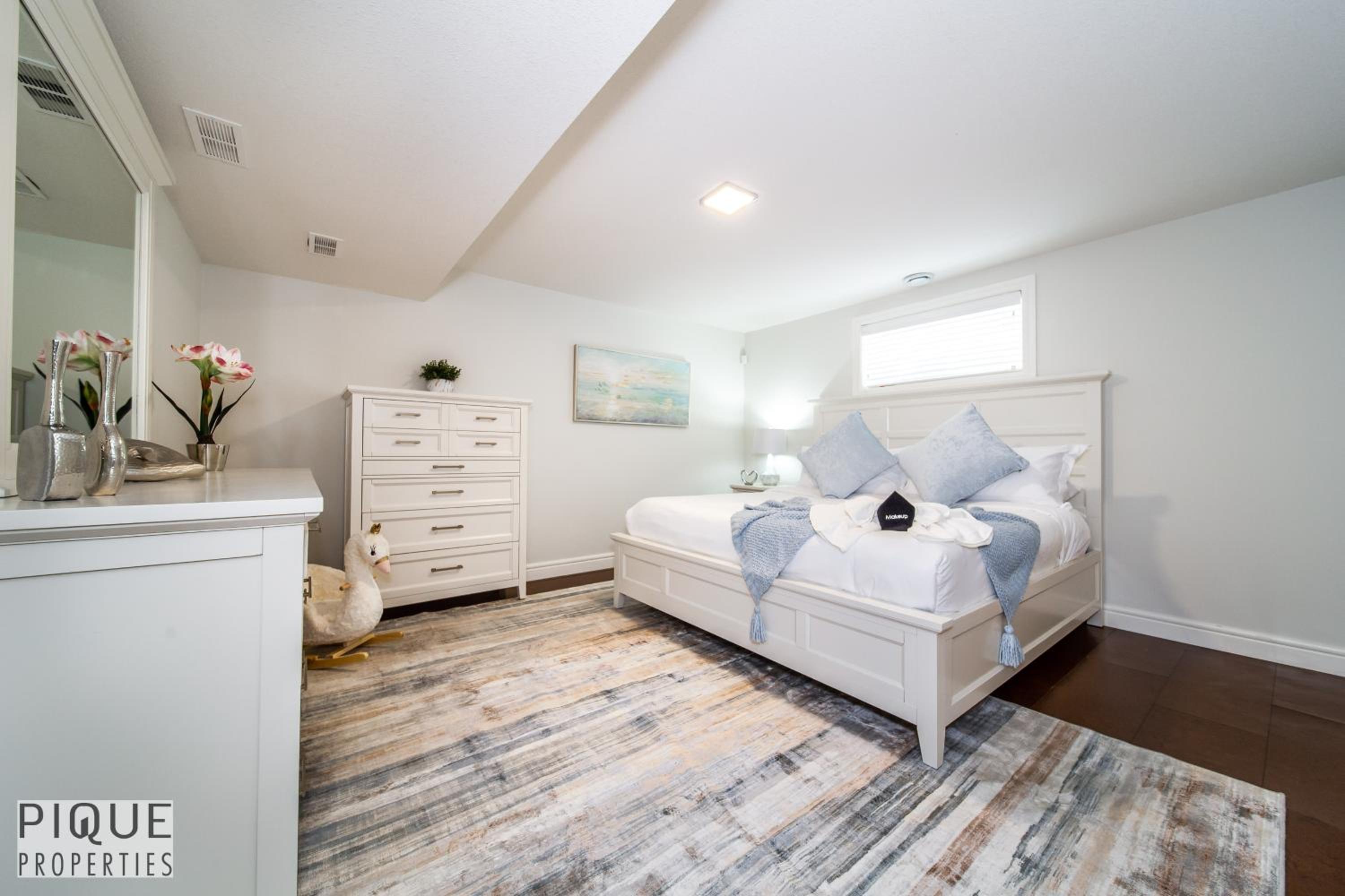 LUXURIOUS 6 Bed Home I Fireplace I near Sports Park I with Double Garage & Fast WiFi!