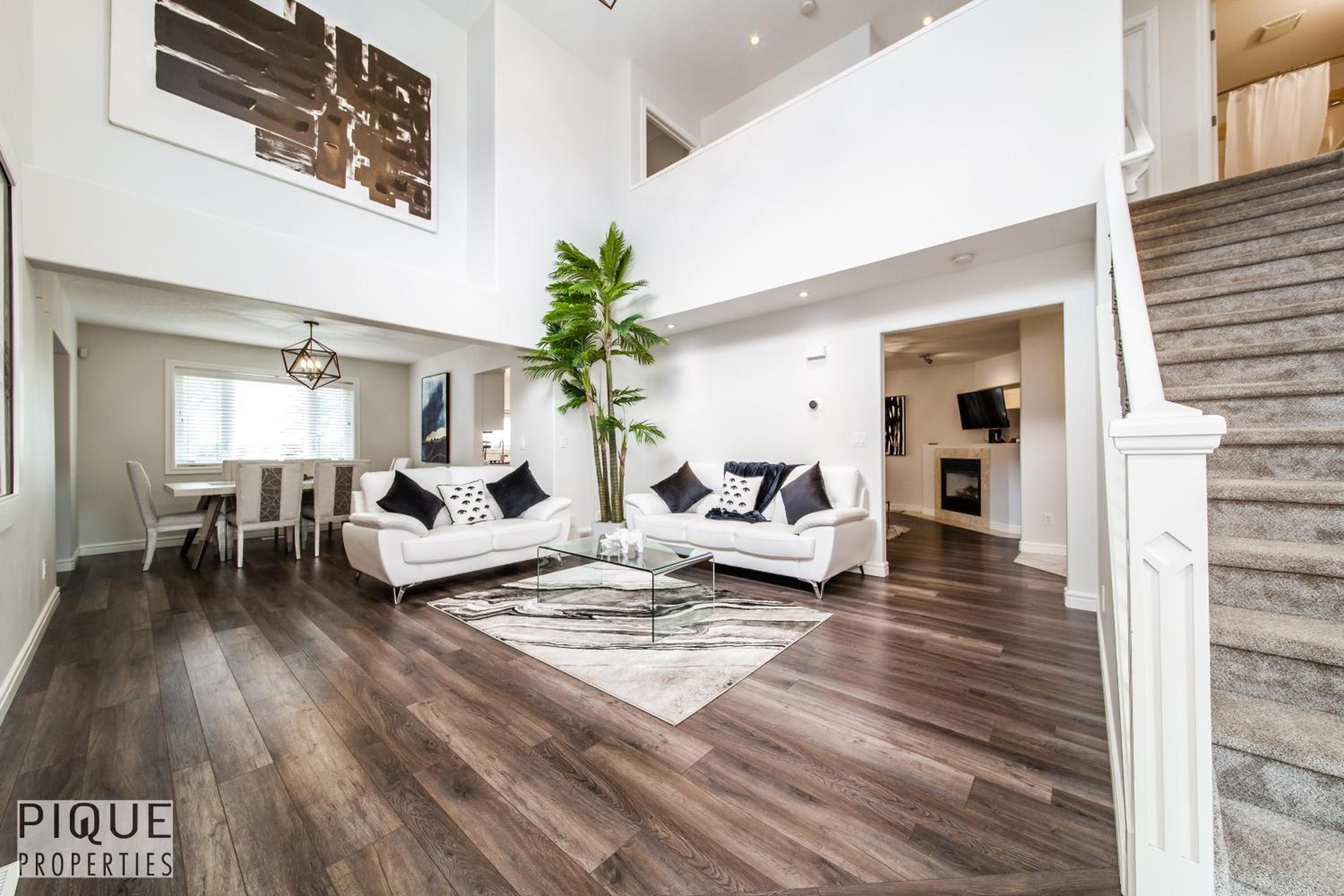 LUXURIOUS 6 Bed Home I Fireplace I near Sports Park I with Double Garage & Fast WiFi!
