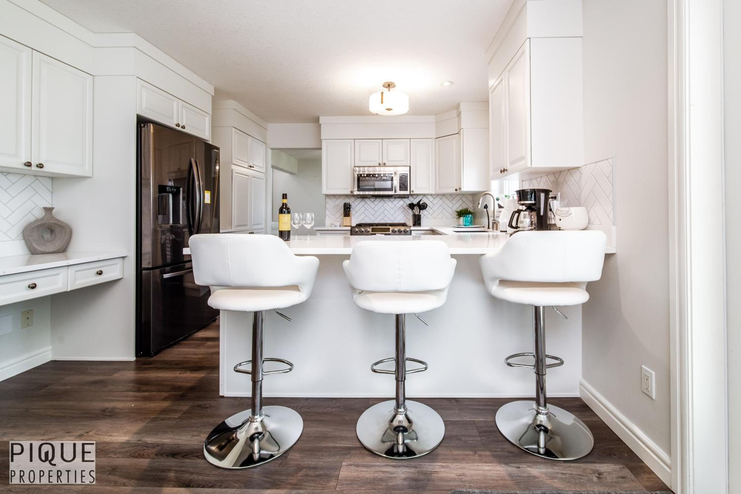 LUXURIOUS 6 Bed Home I Fireplace I near Sports Park I with Double Garage & Fast WiFi!