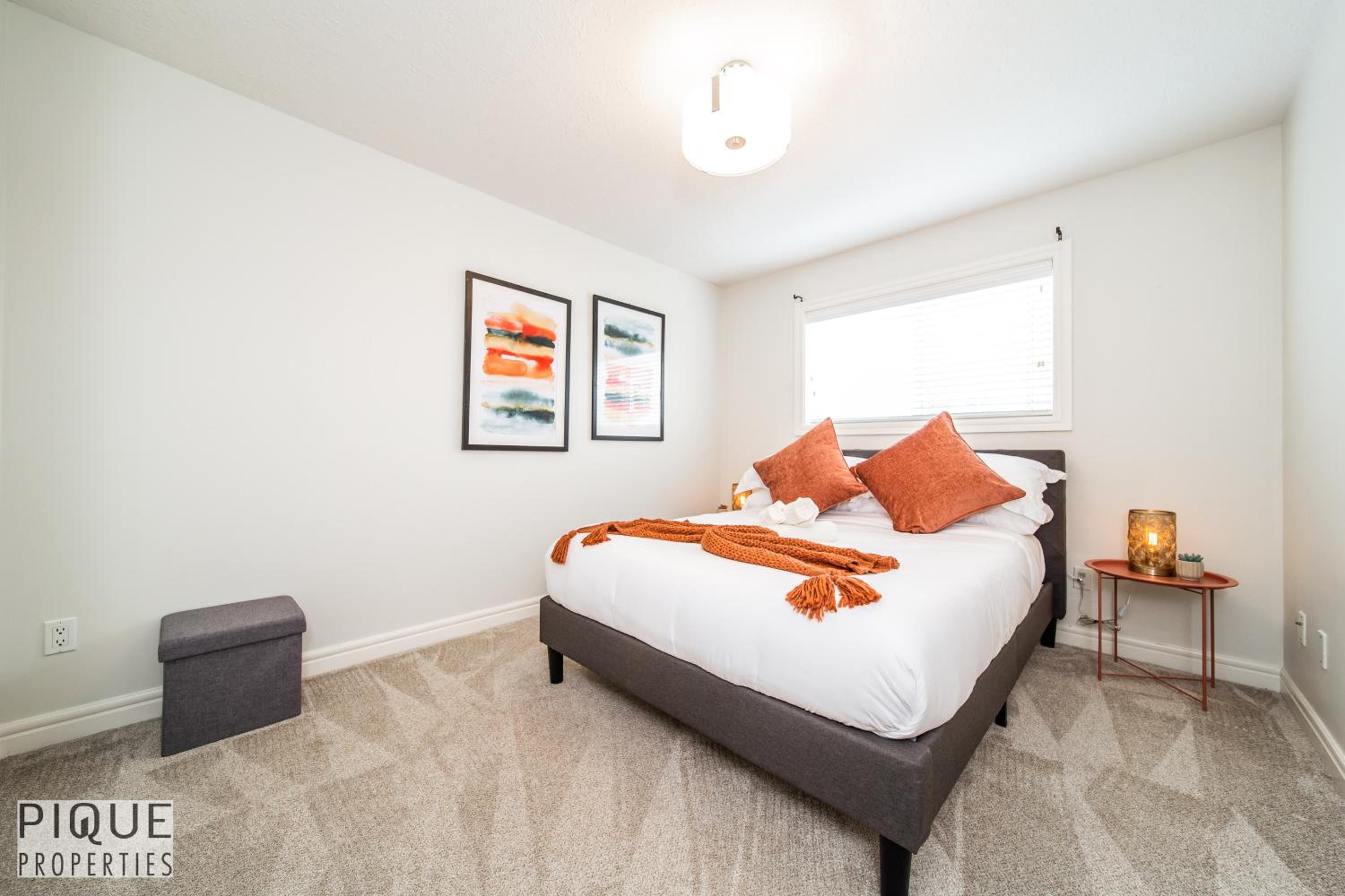 LUXURIOUS 6 Bed Home I Fireplace I near Sports Park I with Double Garage & Fast WiFi!