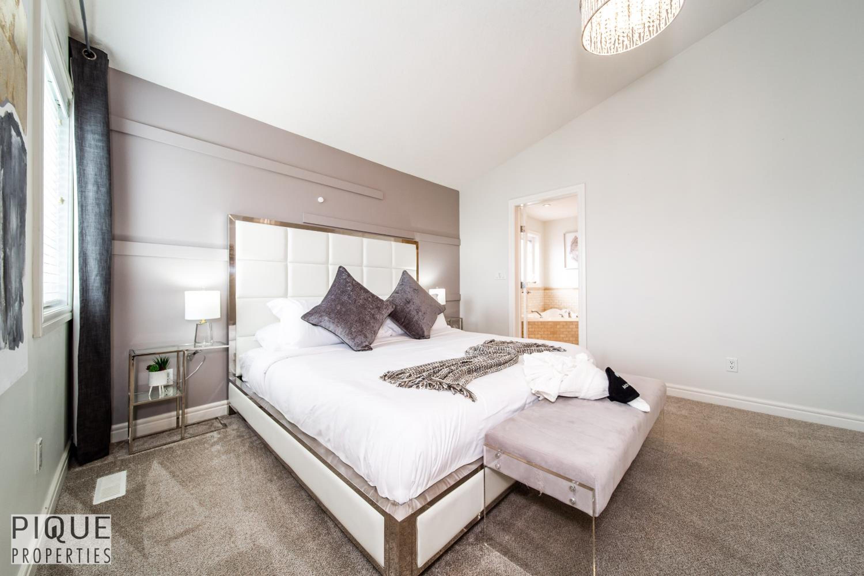 LUXURIOUS 6 Bed Home I Fireplace I near Sports Park I with Double Garage & Fast WiFi!