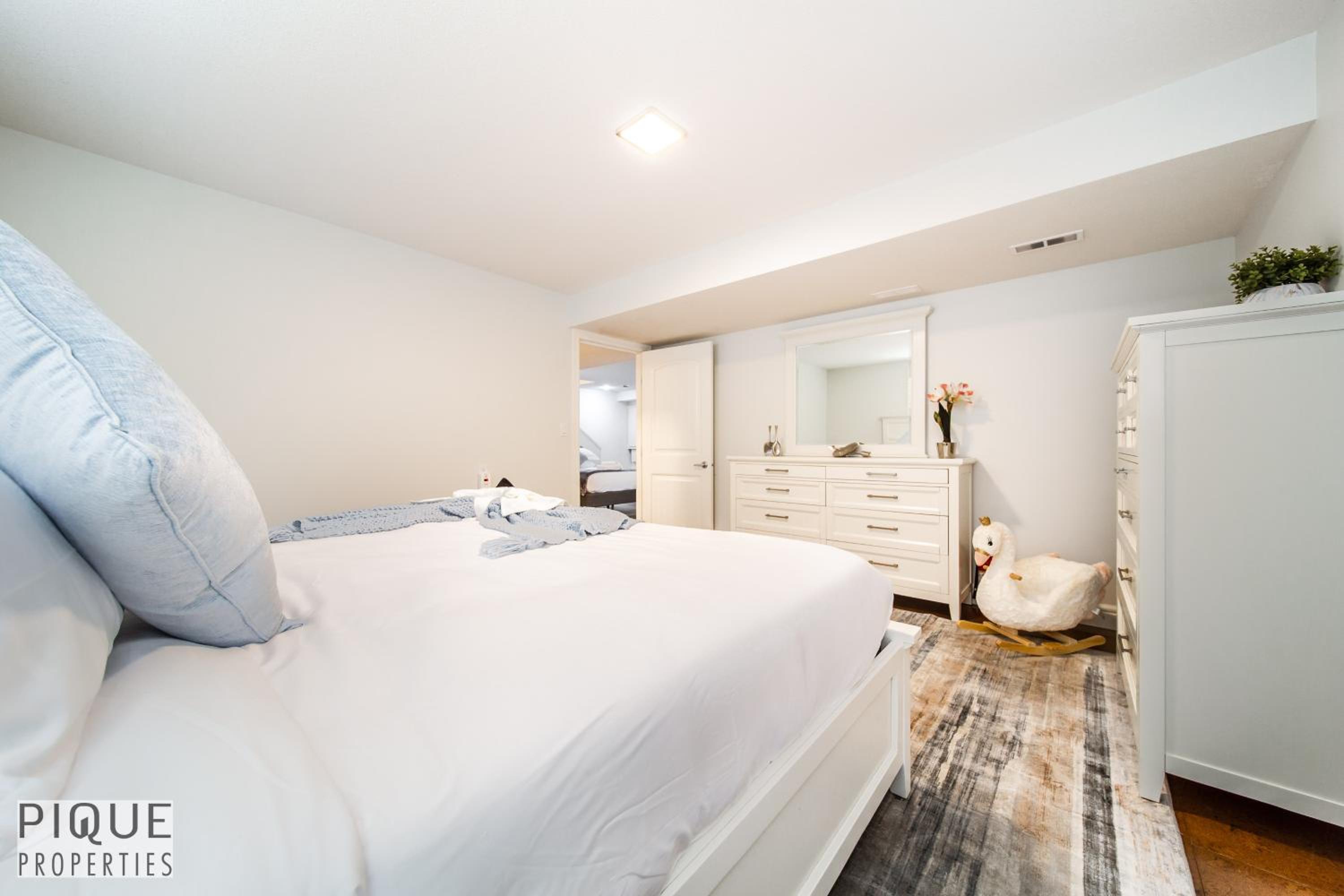 LUXURIOUS 6 Bed Home I Fireplace I near Sports Park I with Double Garage & Fast WiFi!