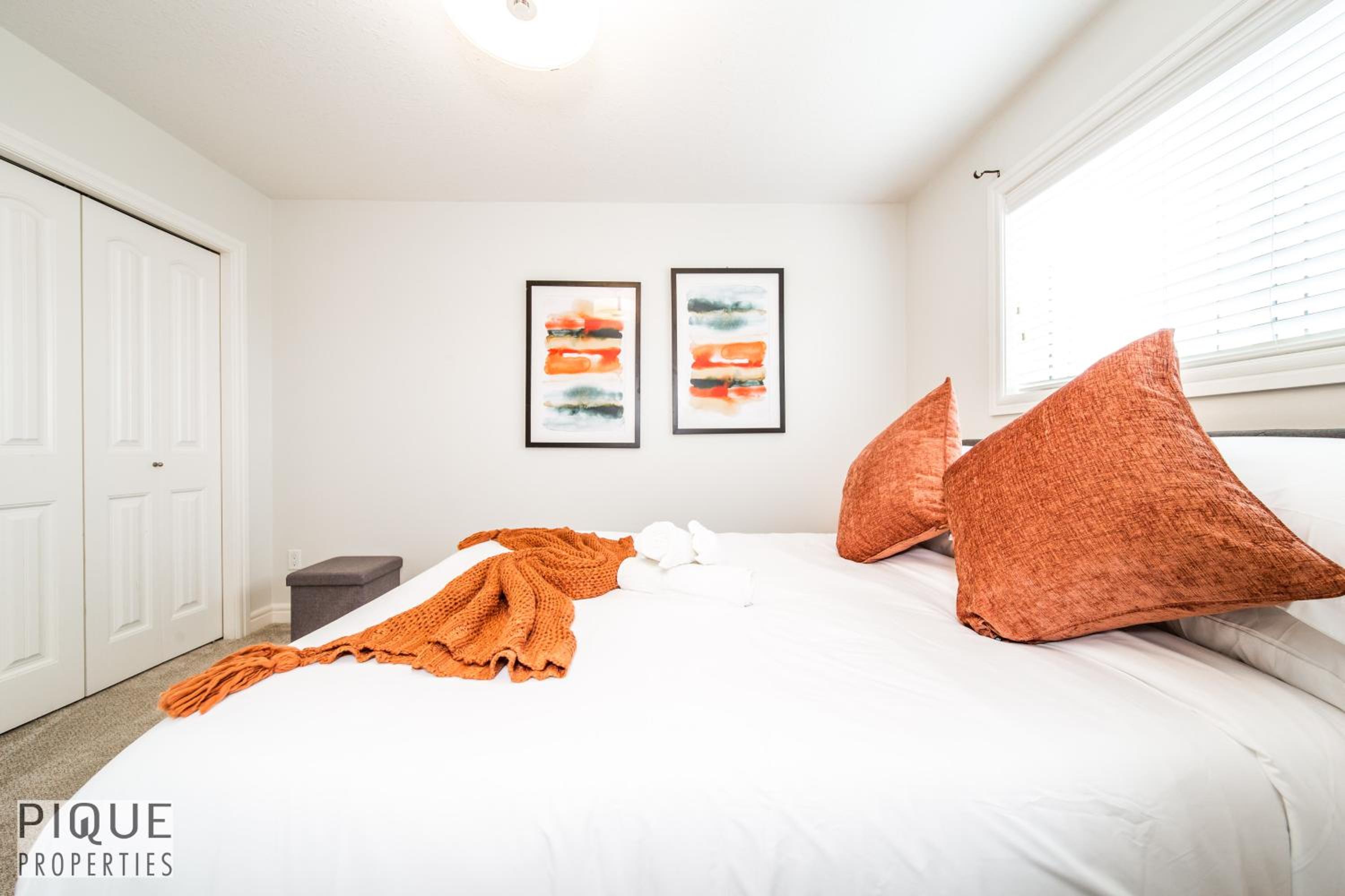 LUXURIOUS 6 Bed Home I Fireplace I near Sports Park I with Double Garage & Fast WiFi!