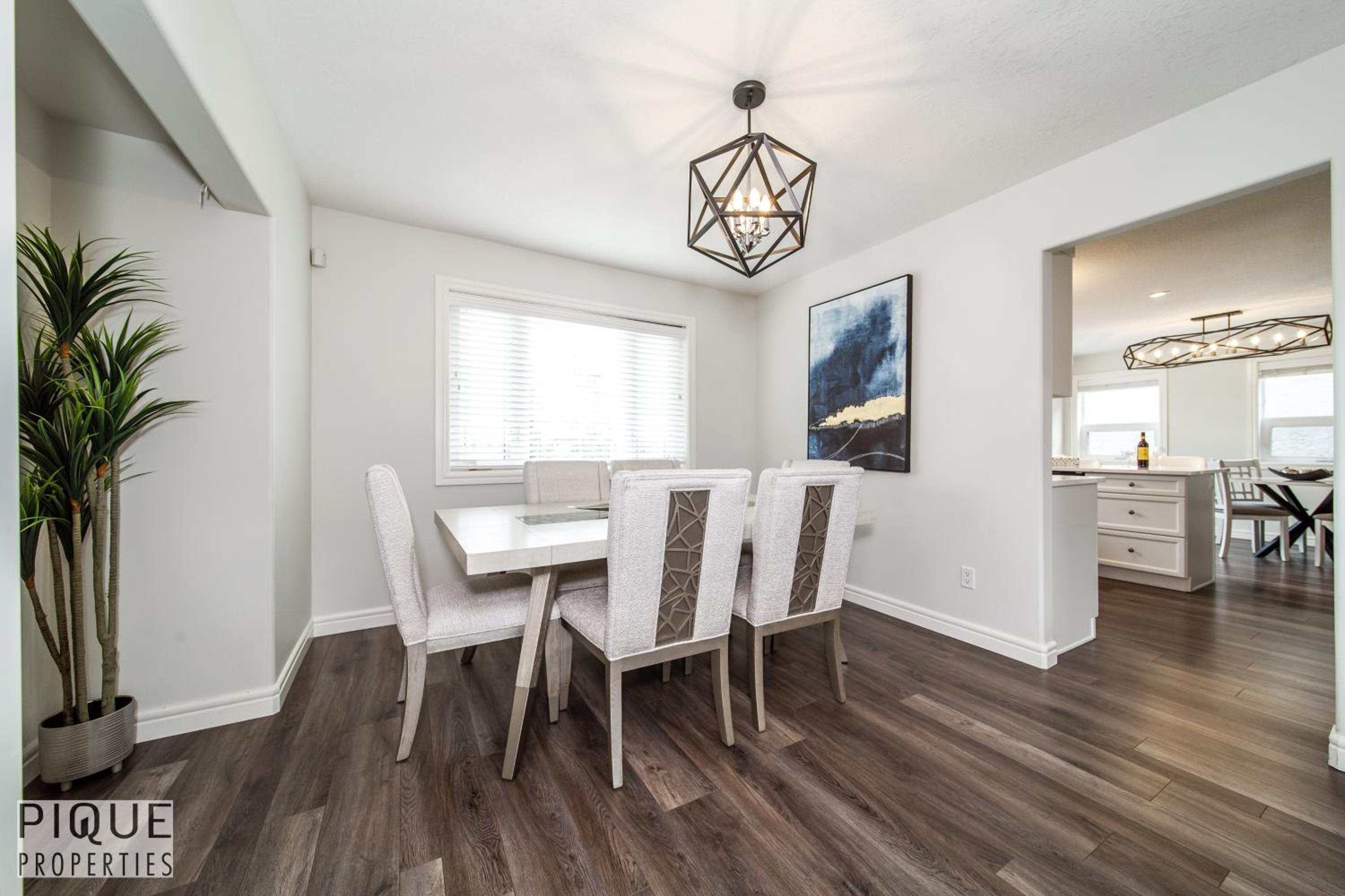LUXURIOUS 6 Bed Home I Fireplace I near Sports Park I with Double Garage & Fast WiFi!